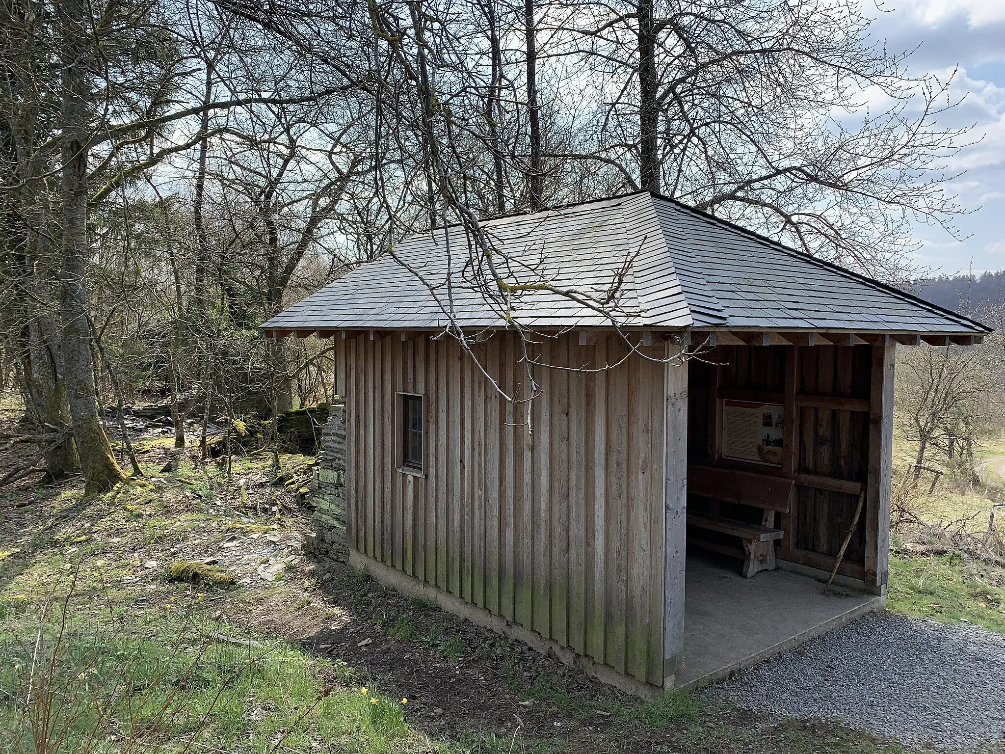 Photo showing: Reste des ehemaligen Hofes Leykaul mit Schutzhütte in Simmerath in Nordrhein-Westfalen