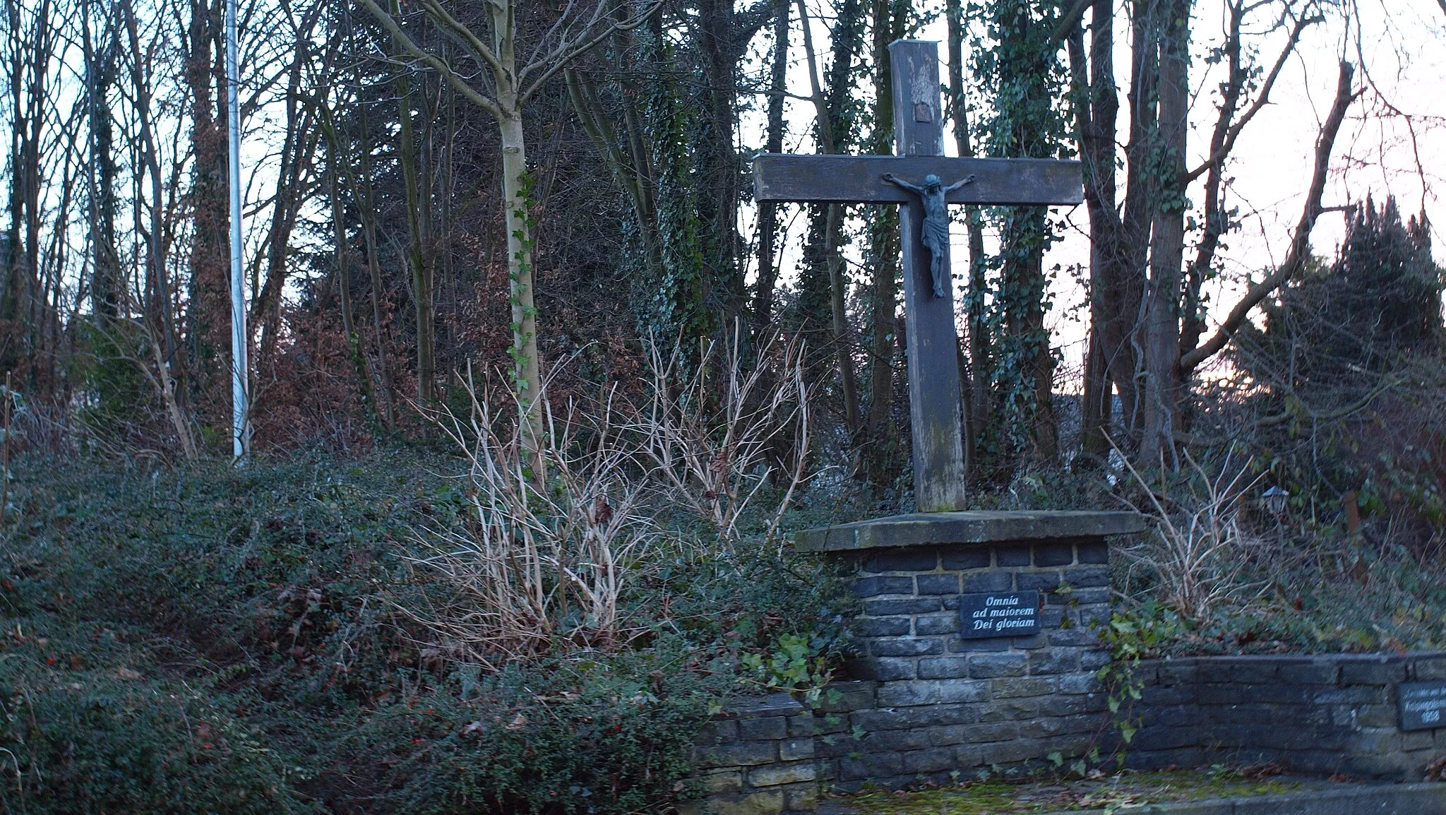 Photo showing: Denkmalgeschütztes Wegekreuz (sog. „Kolpingkreuz“), Am Markt 5, Uckerath, Stadt Hennef (Sieg)