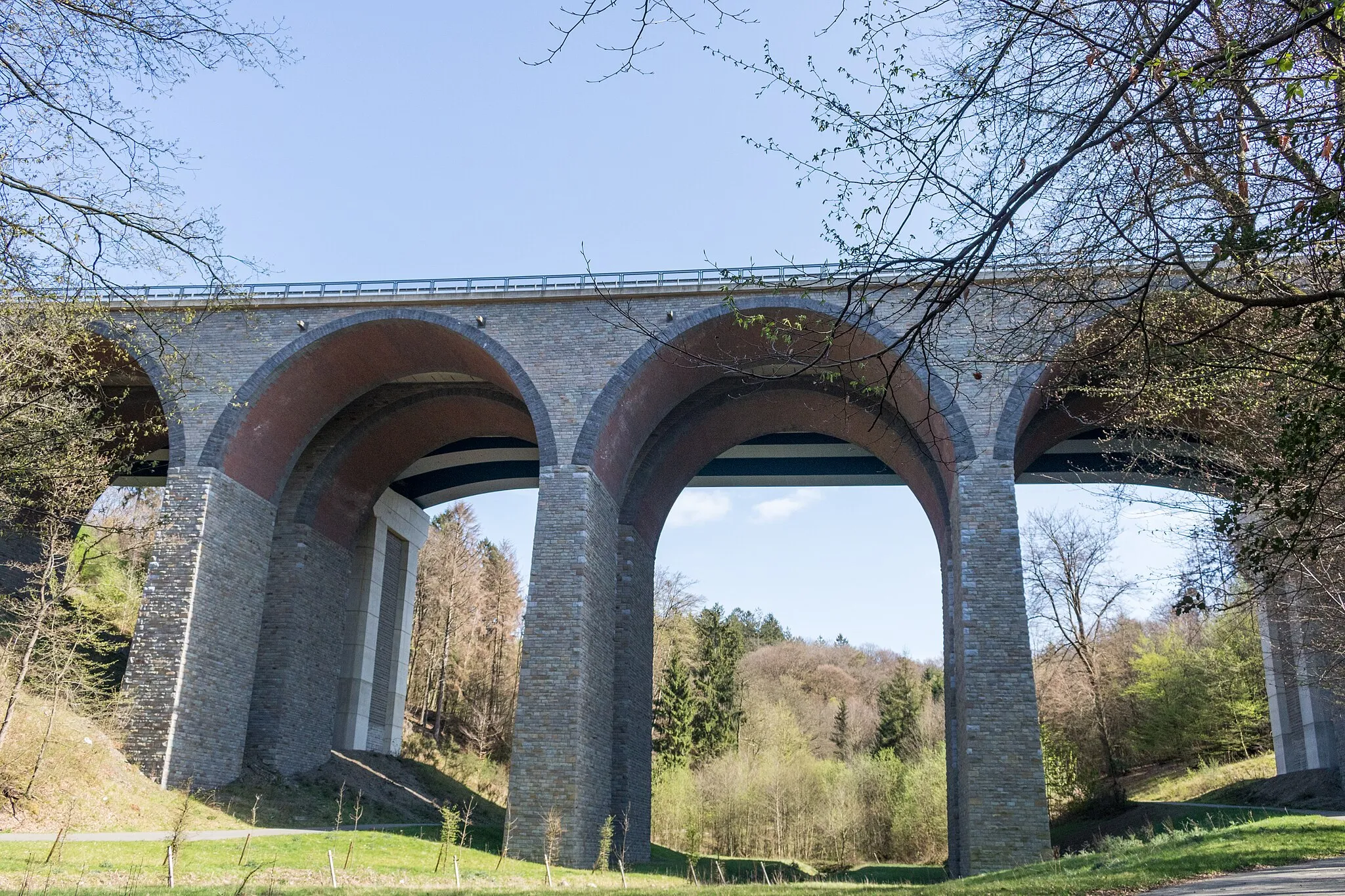 Photo showing: Ansicht der Autobahnbrücke Einsiedelstein von Nordwesten. Im Vordergrund zu sehen ist der Ende der 1930er Jahre fertiggestellte, denkmalgeschützte Teil der Brücke. Dahinter zu sehen ist der in den 2000er Jahren fertiggestellte Anbau, der im Zuge des Ausbaus der Bundesautobahn 1 notwendig wurde, um die BAB 1 hier sechsspurig zu überführen.