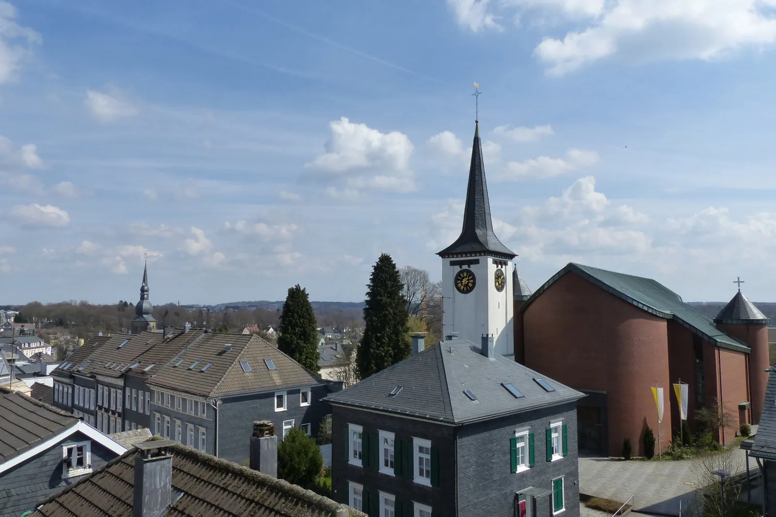 Photo showing: Blick auf die Katholische Kirche St. Michael von Norden. Links im Hintergrund Turm der evangelischen Stadtkirche.