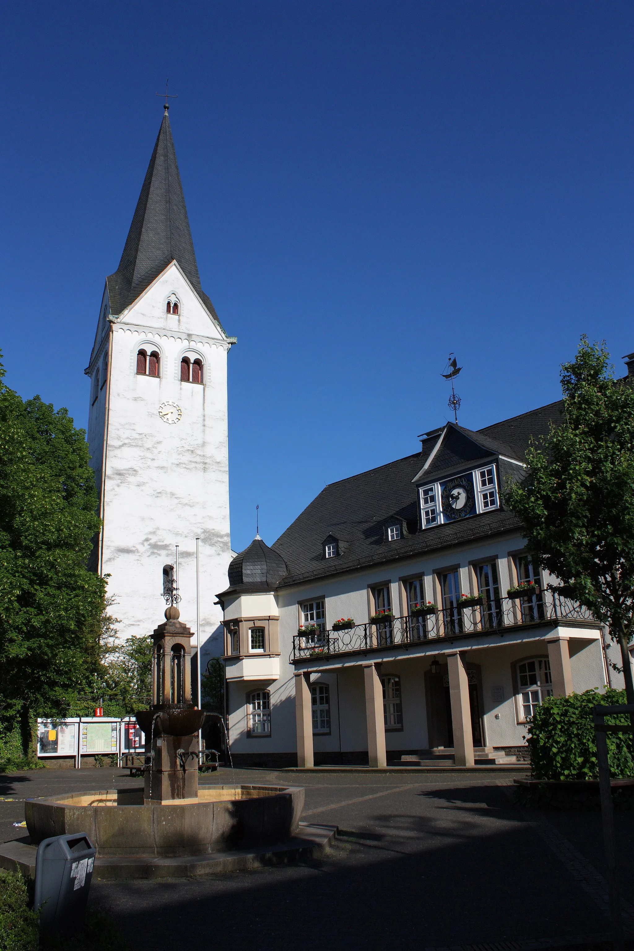 Photo showing: Das Rathaus und die ev. Kirche in Wiehl