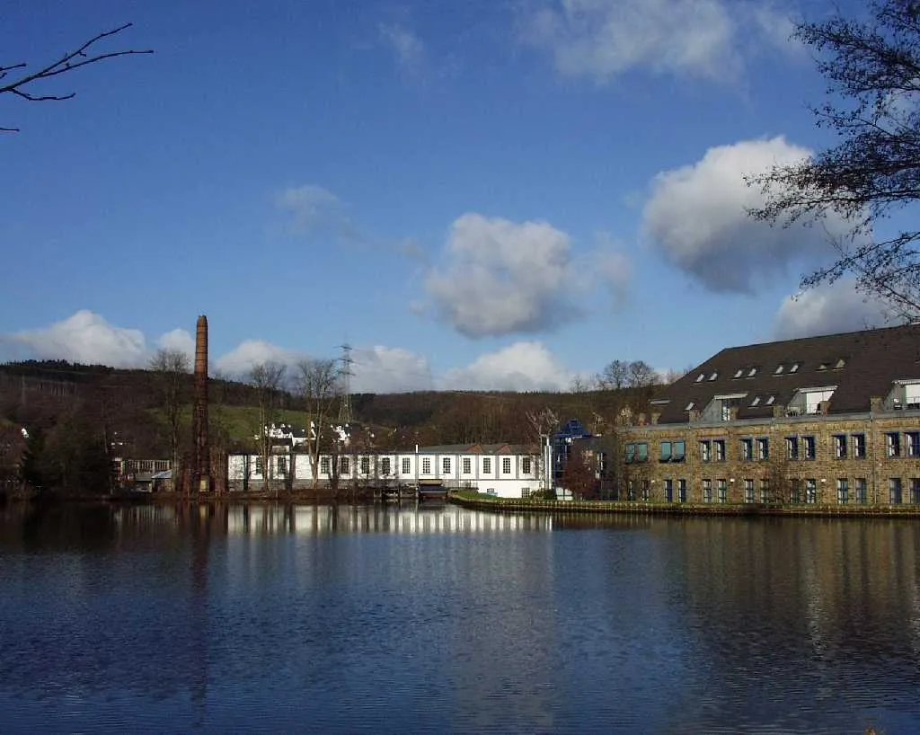 Photo showing: Ehemalige Fabriken und heutiges Gewerbegebiet am Hans-Teich in Oberwiehl, von Wiehl