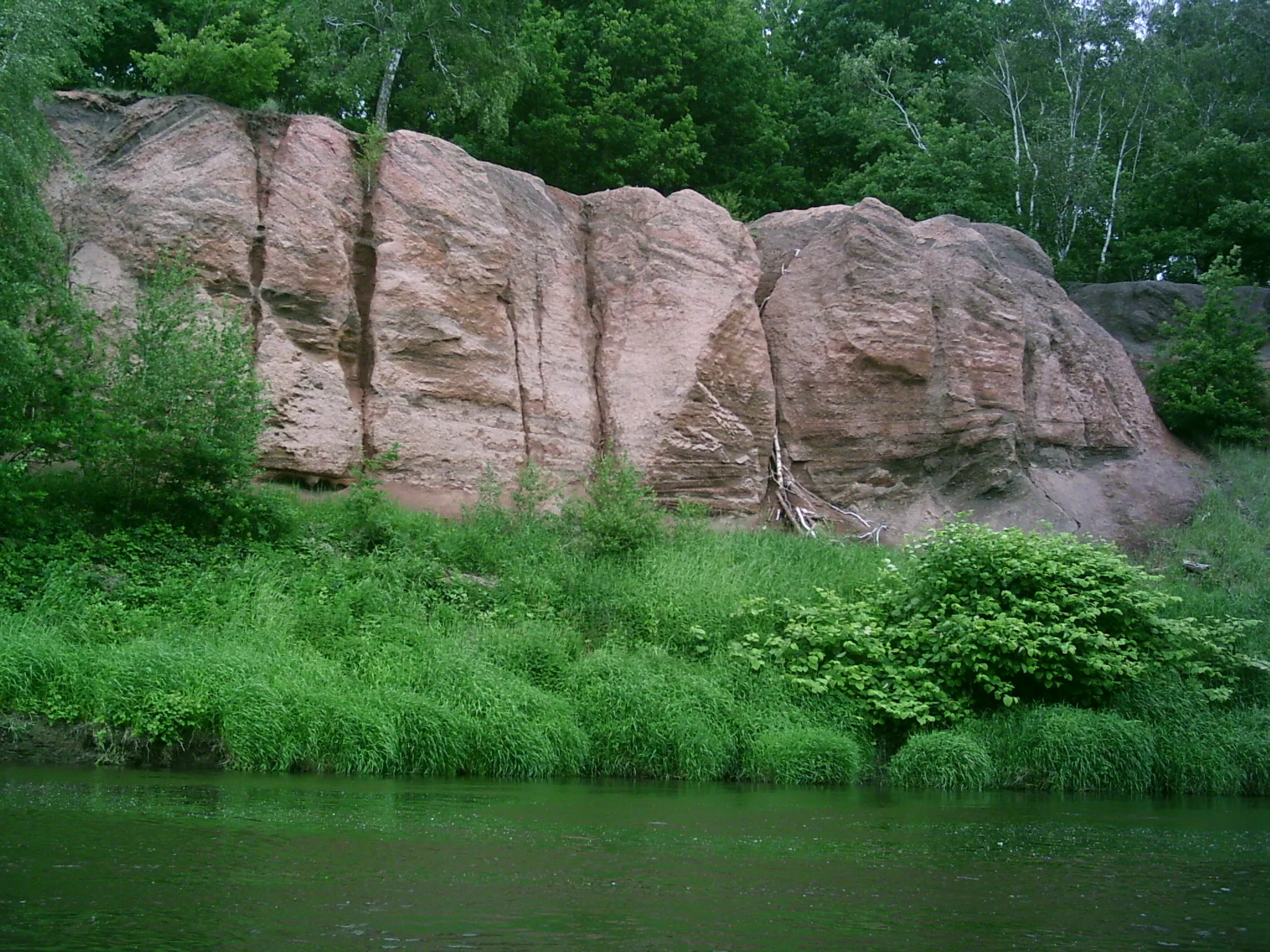 Photo showing: The red bank on the river Mulde of city de:Bad Düben