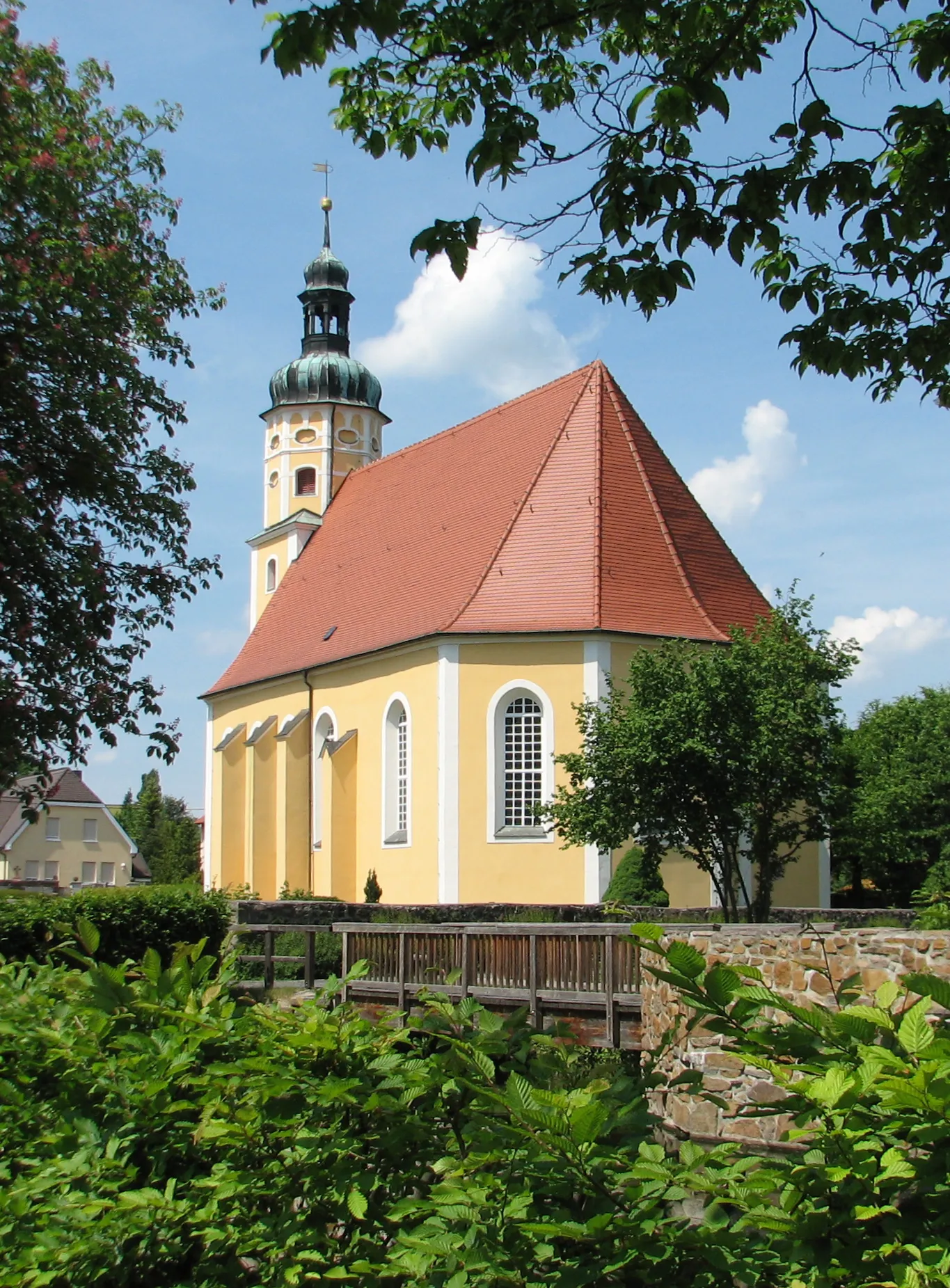 Photo showing: Johanneskirche in Belgershain von Südost aus gesehen. Rechter Hand befindet sich eine kleine Brücke über den Schlossgraben zum Schlossvorplatz.