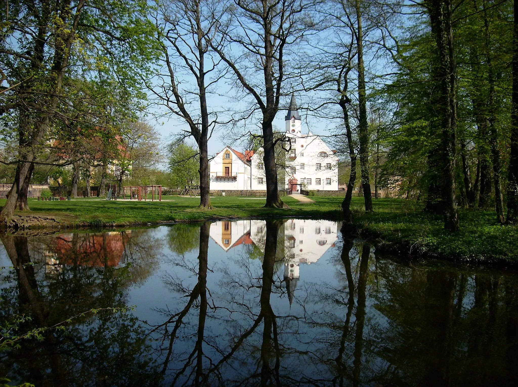 Photo showing: Cavaliers' house and castle of Belgershain (Leipzig district, Saxony), view from the park