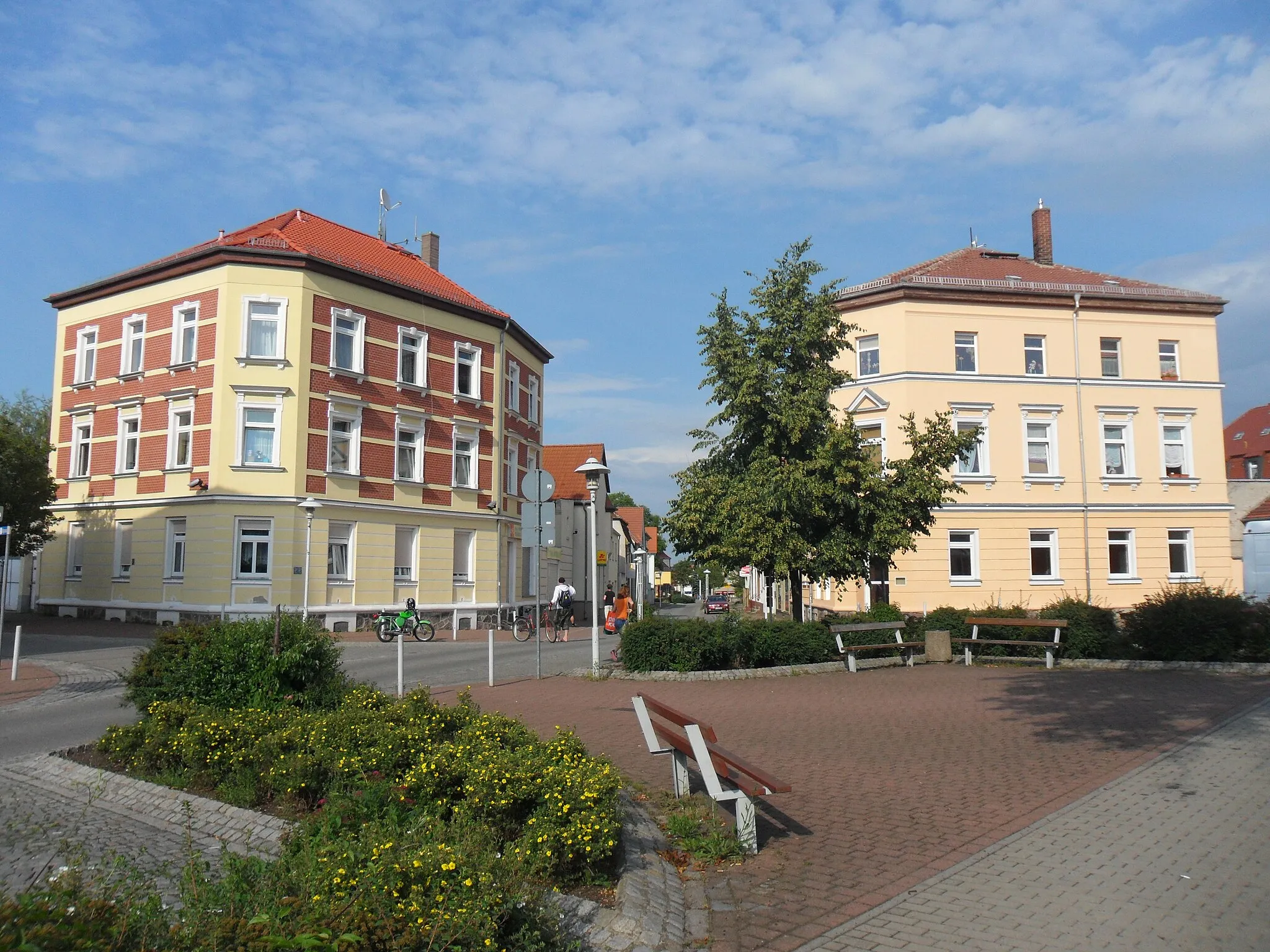 Photo showing: Kreuzung der Bahnhofstraße mit der Kirchgasse (links) und der Karl-Bartelmann-Straße (rechts) und der „Tran Minh Hai Asia und Döner Imbiss“ in der Kirchgasse 2