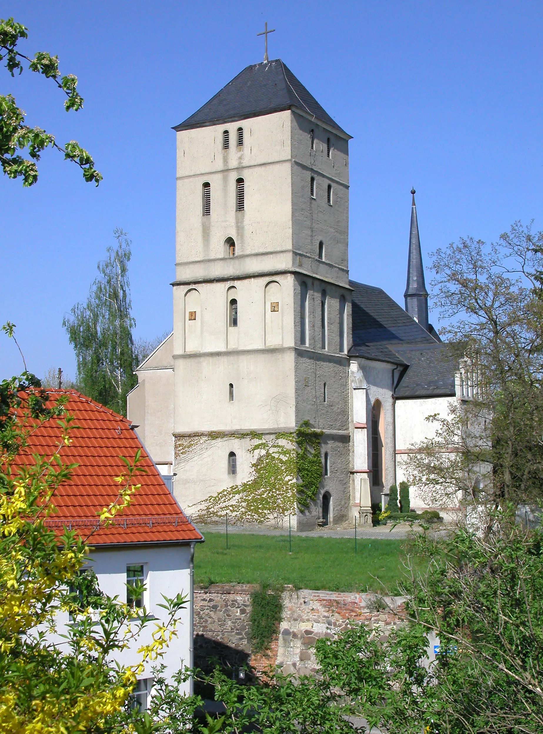 Photo showing: 25.04.2009   04838  Eilenburg, Schloßberg: Bergkirche St. Marien (GMP: 51.458225,12.621799). Dreischiffige spätgotische Backstein-Hallenkirche (1516-1522). Nachweislich hat Martin Luther hier gepredigt.[DSCN36810.TIF]20090425475DR.JPG(c)Blobelt