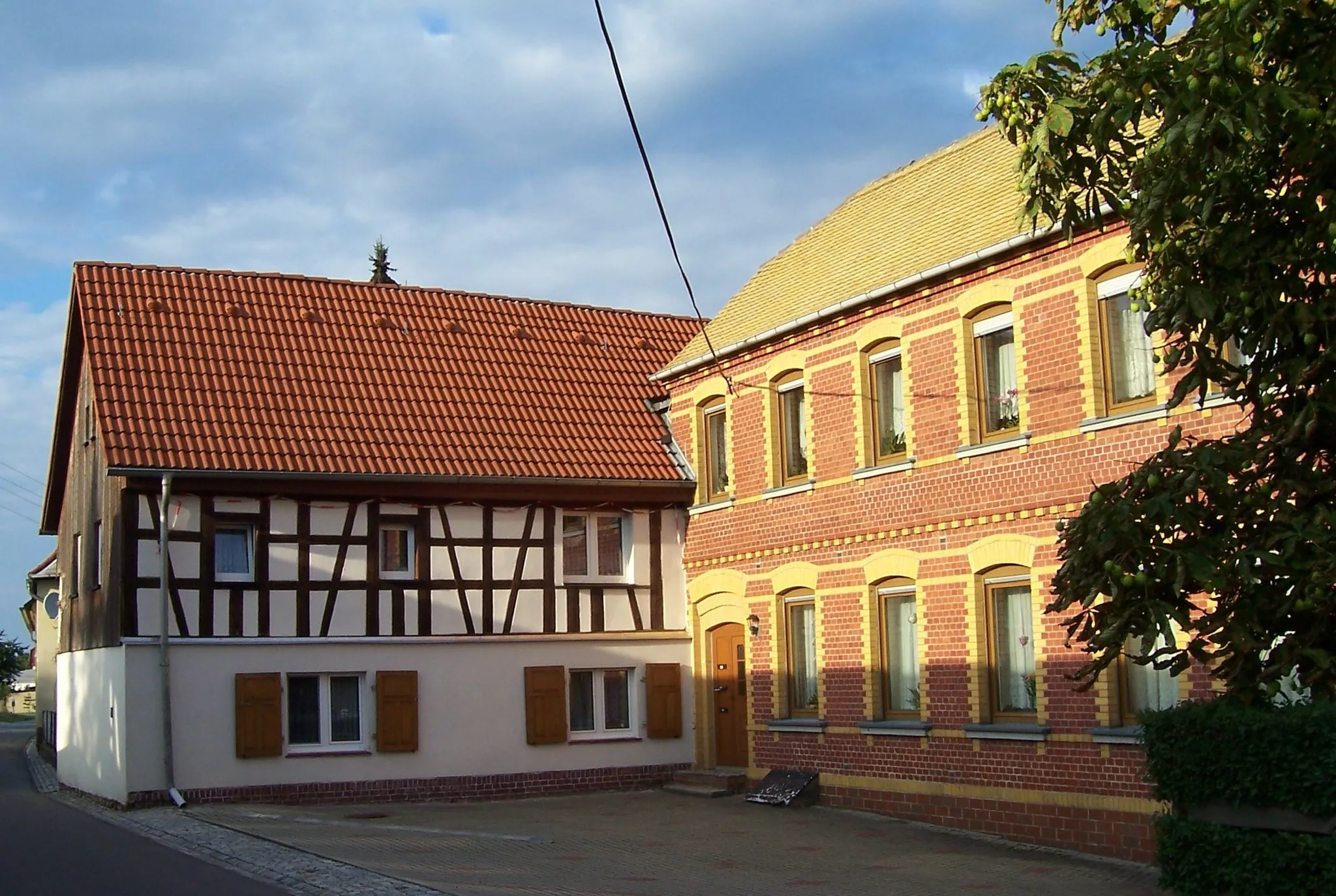Photo showing: Ehemaliges Gasthaus und ehemalige Schule im Ortsteil Trautzschen der Gemeinde Elstertrebnitz
