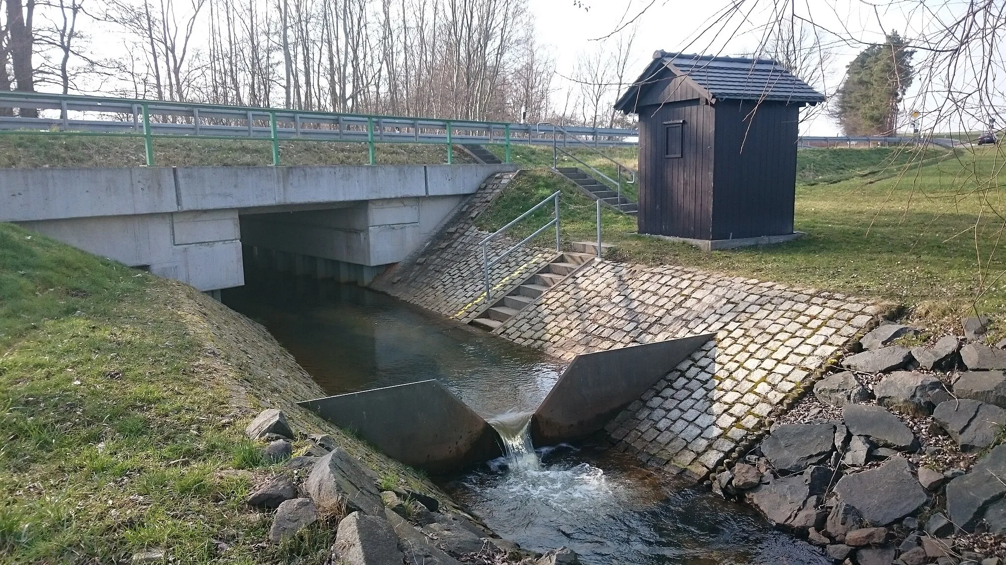 Photo showing: Wehranlage (Thomsonwehr) am Schnellbach, an der Kreisstraße K 8353