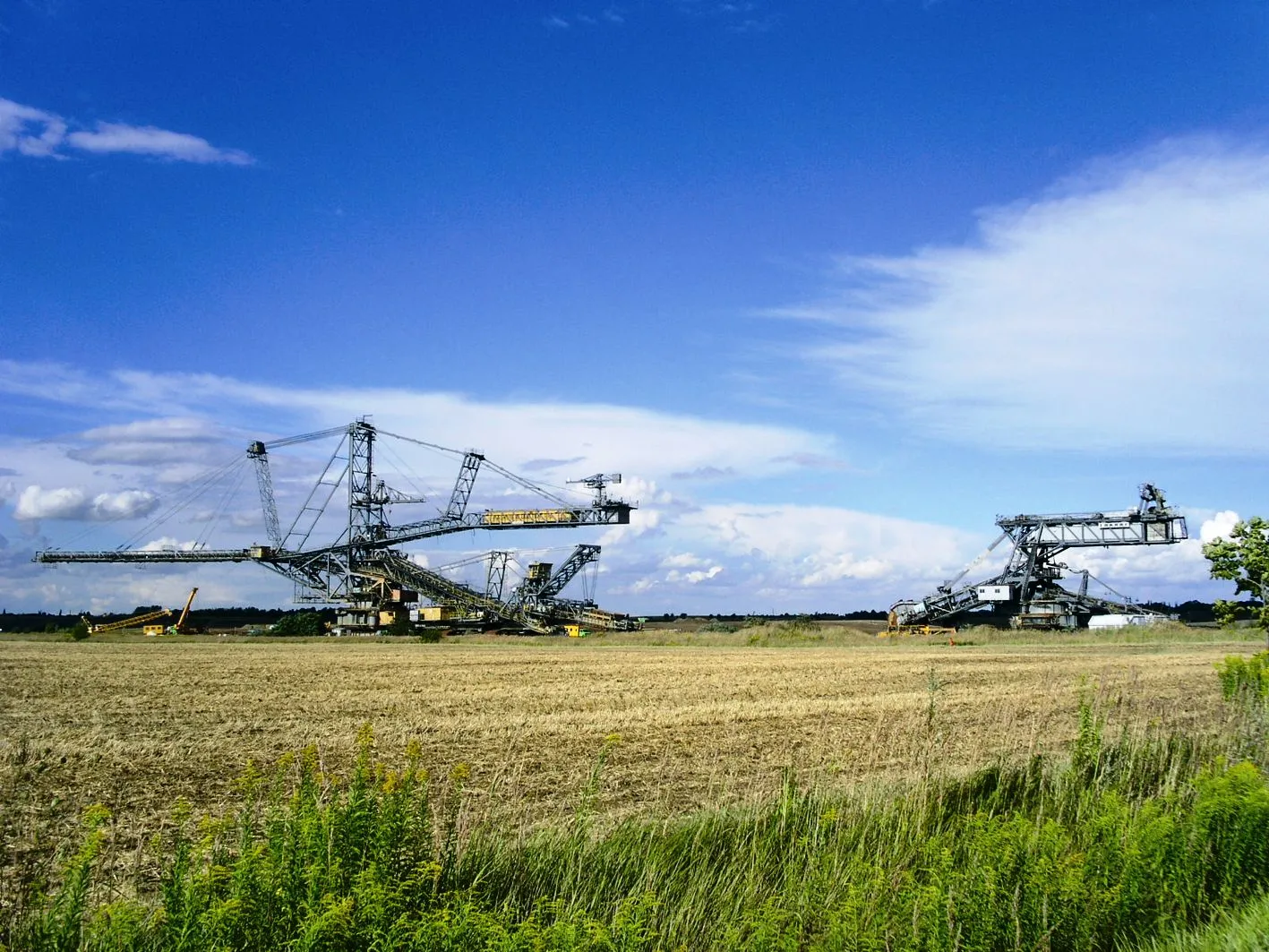 Photo showing: Absetzer 1115 (links) und Bagger 1547 (rechts) im Bergbau-Technik-Park