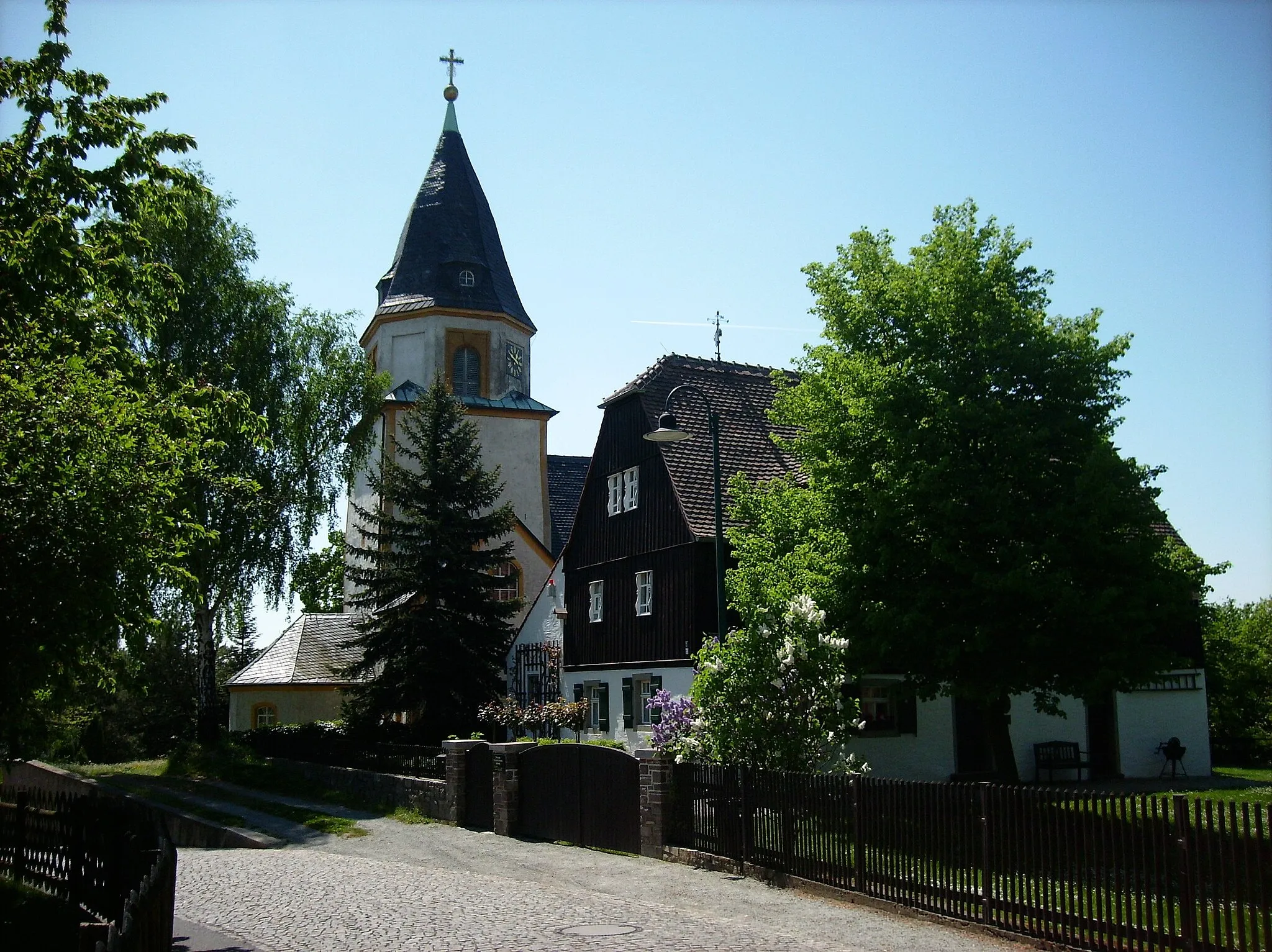 Photo showing: The church and the museum Stone Workers' House in Hohburg (Leipzig district, Saxony)