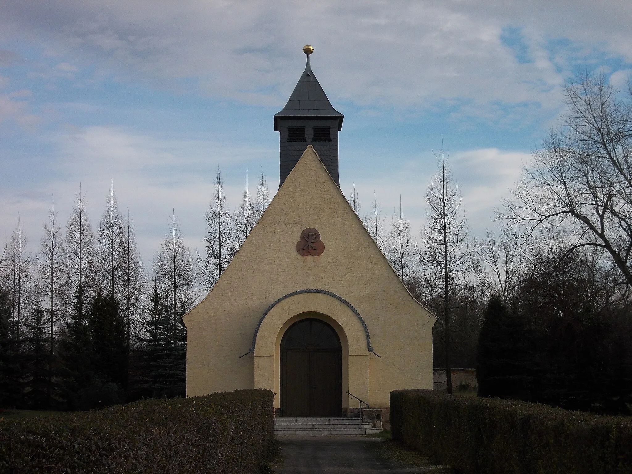 Photo showing: Cemetery chapel in Lobstädt (Neukieritzsch, Leipzig district, Saxony)
