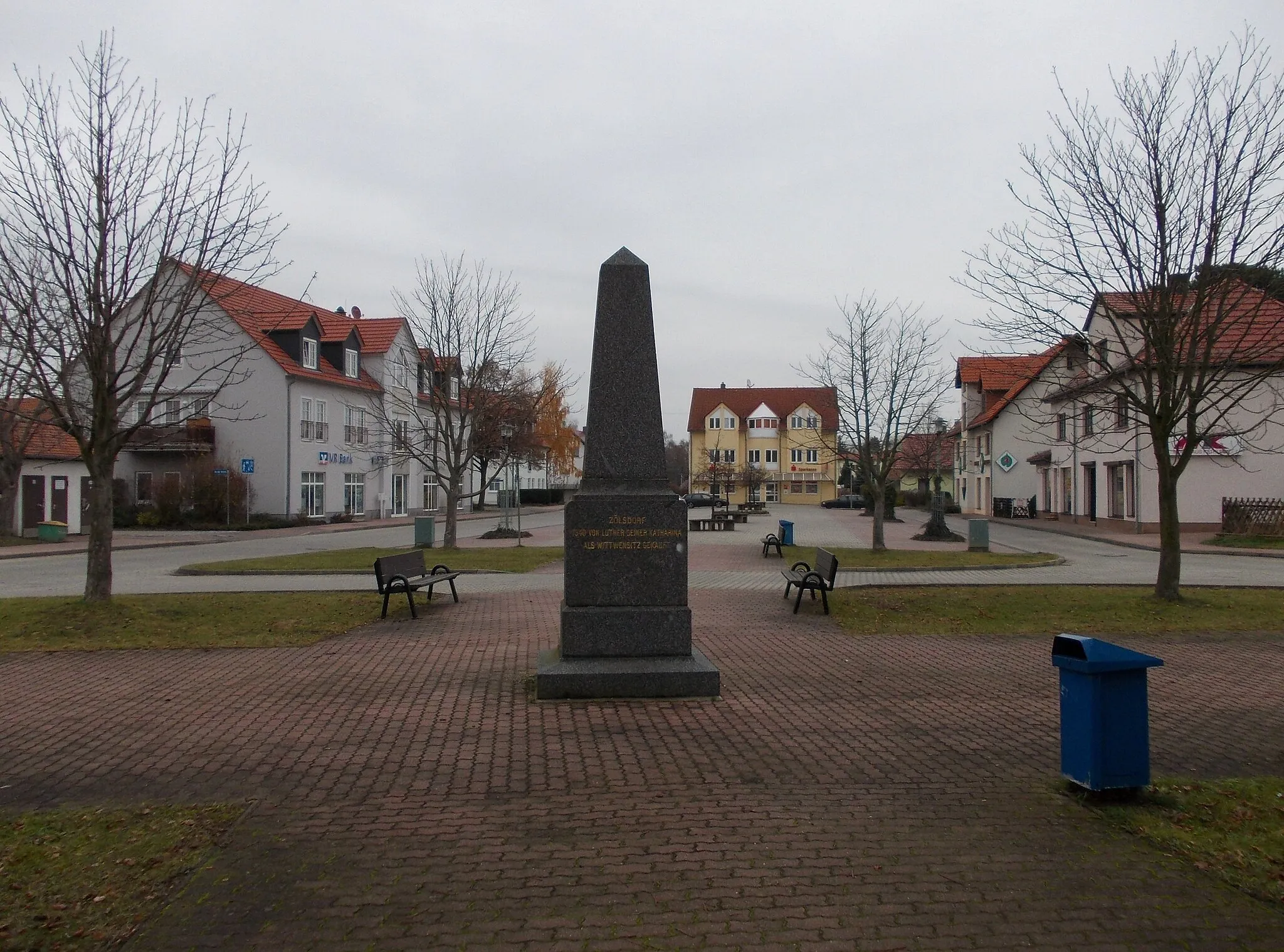 Photo showing: Market square with Martin Luher memorial (originally from Zölsdorf) in Neukieritzsch (Leipzig district Saxony)