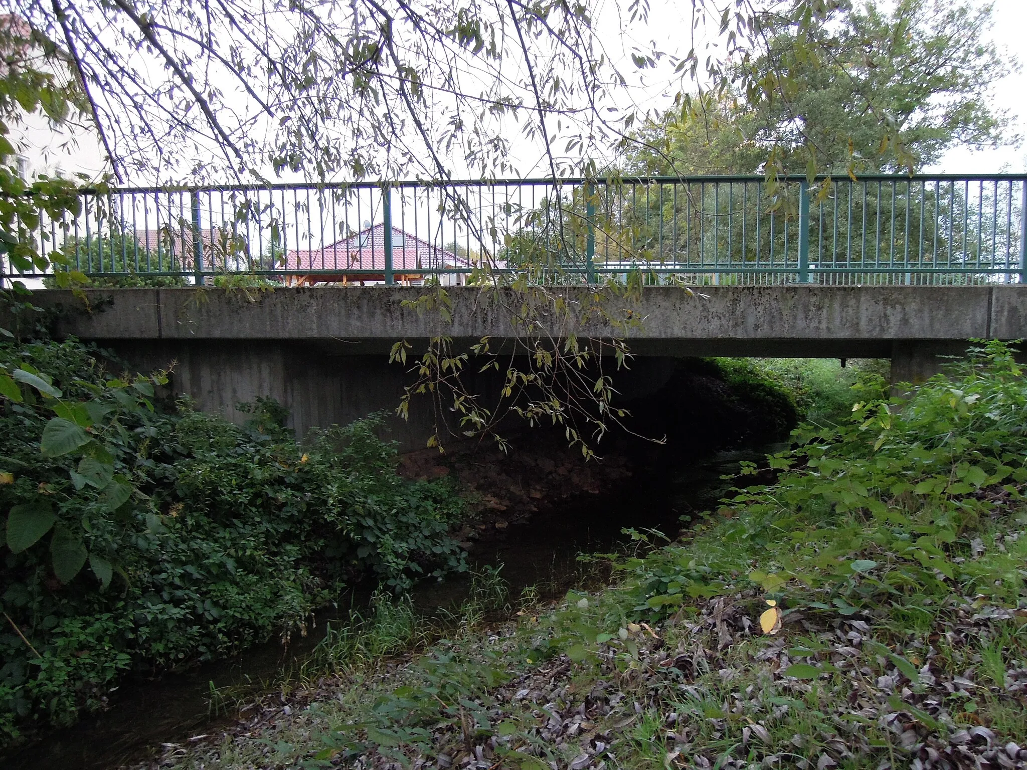 Photo showing: Göselbachbrücke der K 8351 in Otterwisch -Nordansicht- Ende Oktober 2023