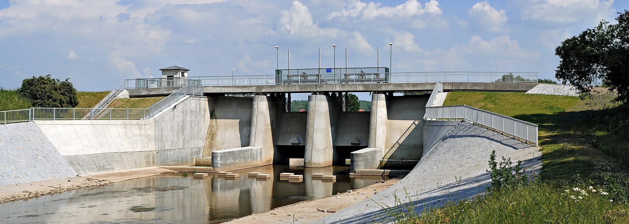 Photo showing: This image shows the barrage of the flood detention reservoir Regis-Serbitz, Germany. It is a six segment panoramic image.