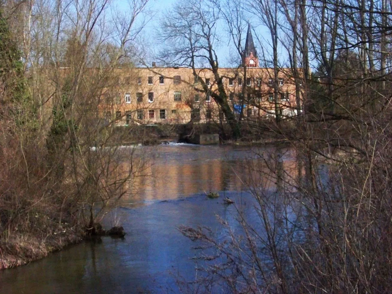 Photo showing: Weiße Elster in Schkeuditz an der B 186, im Hintergrund die Kirche St. Albani