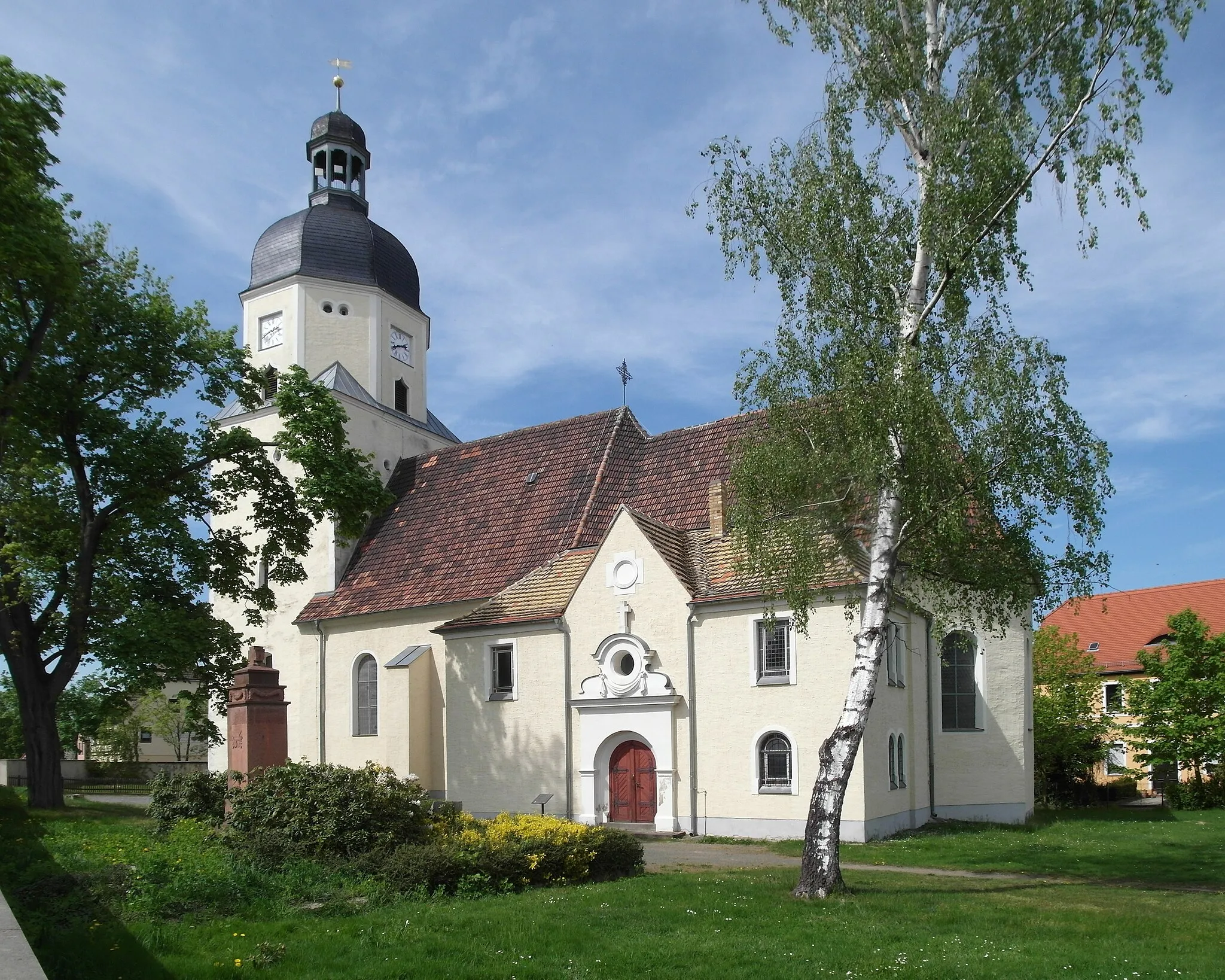 Photo showing: 28.04.2018   04808  Thallwitz: Kirche (GMP: 51.433257,12.681055). Im Kern ist das Gebäude, das 1440 im Osten einen langgestreckten spätgotischen Chor erhielt, eine romanische Saalkirche. Das Turmuntergeschoss im Westen stammt ebenfalls aus dem 15. Jahrhundert, der barocke Turmabschluss von 1626. Sicht von Südosten.                                                                                                                                                                                                                            [SAM5665.JPG]20180428300DR.JPG(c)Blobelt