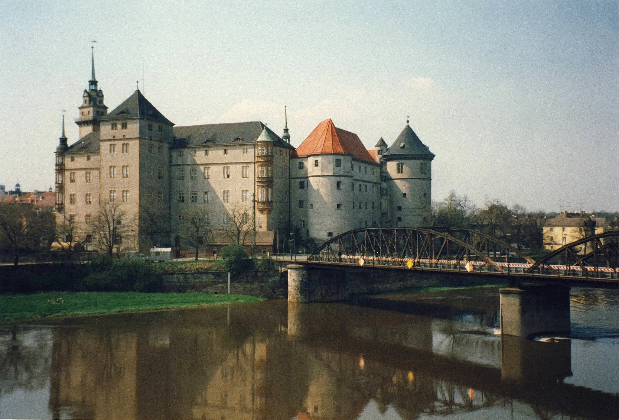 Photo showing: Torgau: Castle Hartenfels at River Elbe with historical bridge