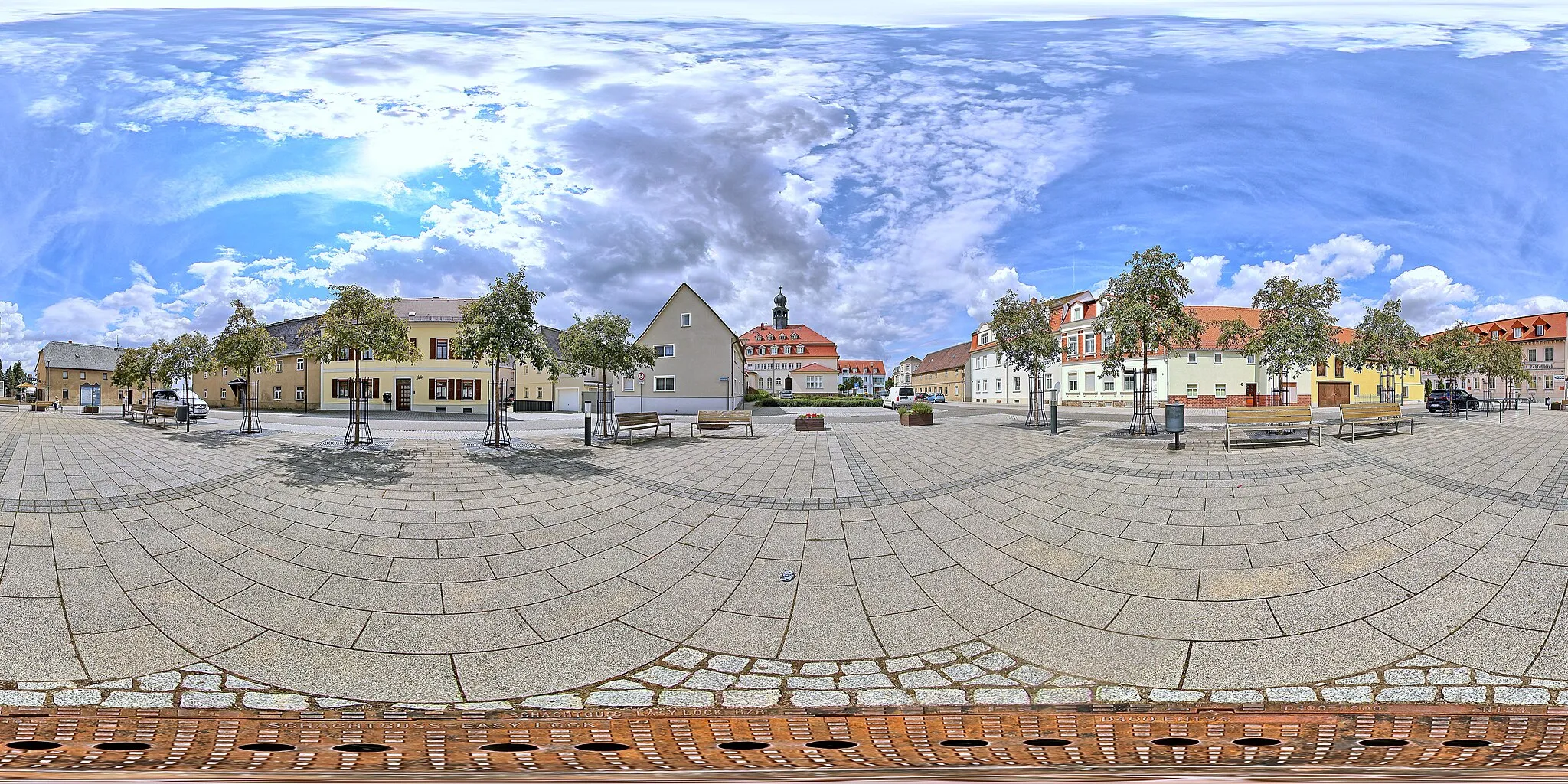 Photo showing: Trebsen/Saxony Marketplace 2023: 360°×180° panorama of the market place with town hall - opposite the town hall is the "Hotel Schloßblick";