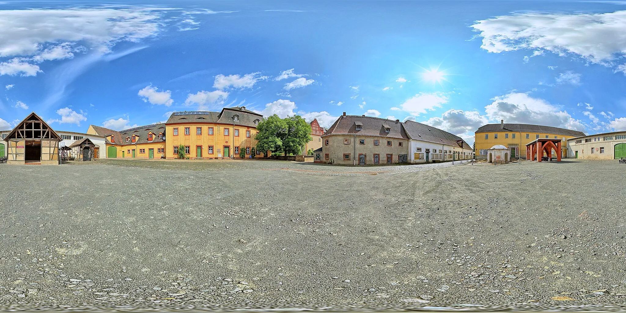 Photo showing: Trebsen/Saxony manor 2023: 360°×180° panorama of the inner courtyard of the manor near the palace;