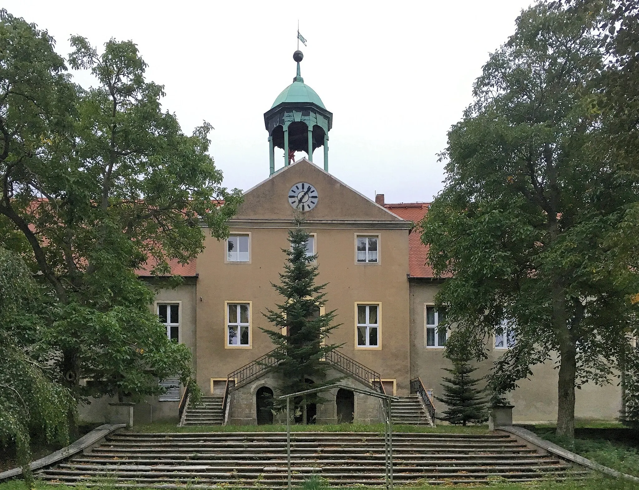 Photo showing: Back entrance of the castle of Trossin, a Baroque building with three-axis avant-corps and corner pavilions with hipped roof. The former manor with park is of importance for building and local history as well as landscaping; Address: Unter den Linden 1-2; Cultural heritage monument