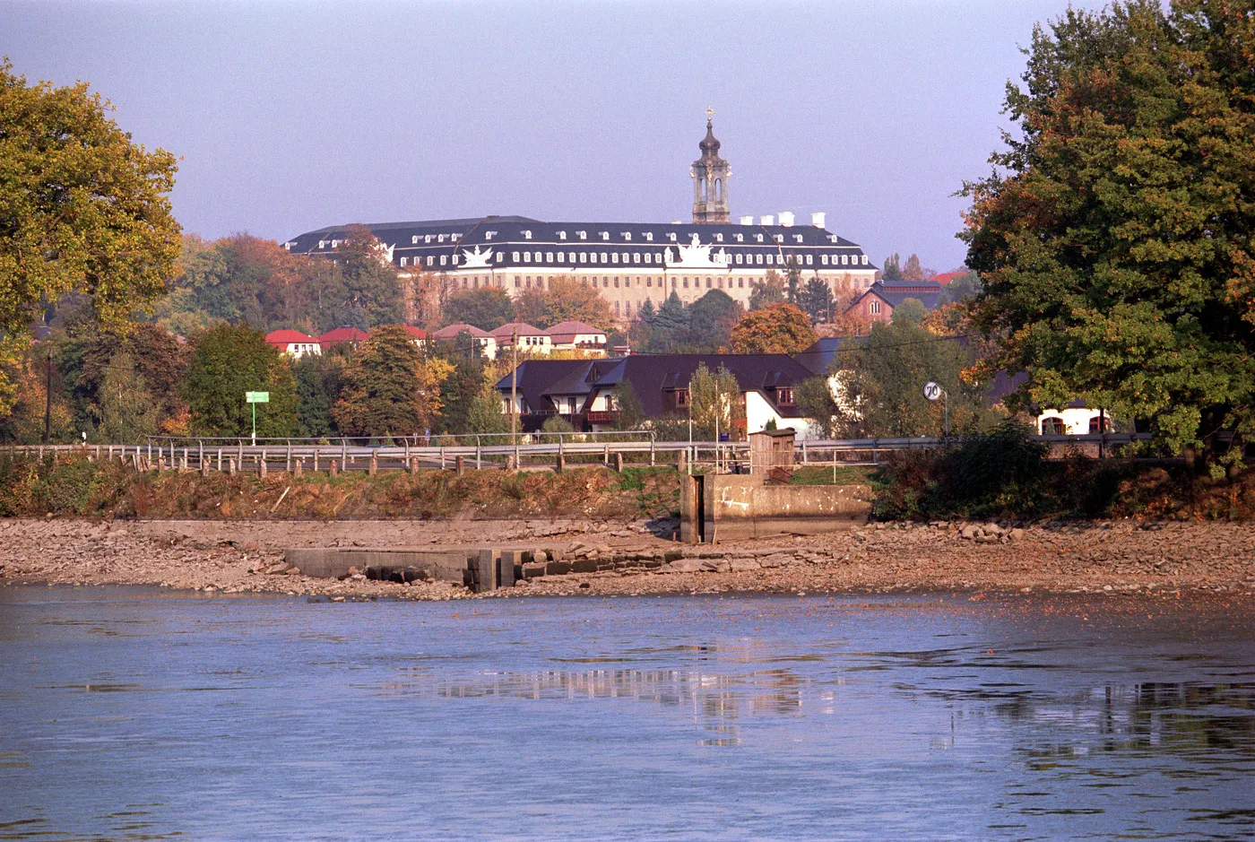 Photo showing: self taken image, taken in autumn 2005

shows the lake Horstsee in front (without water, because of late autumn) and castle Hubertusburg in Wermsdorf, Germany