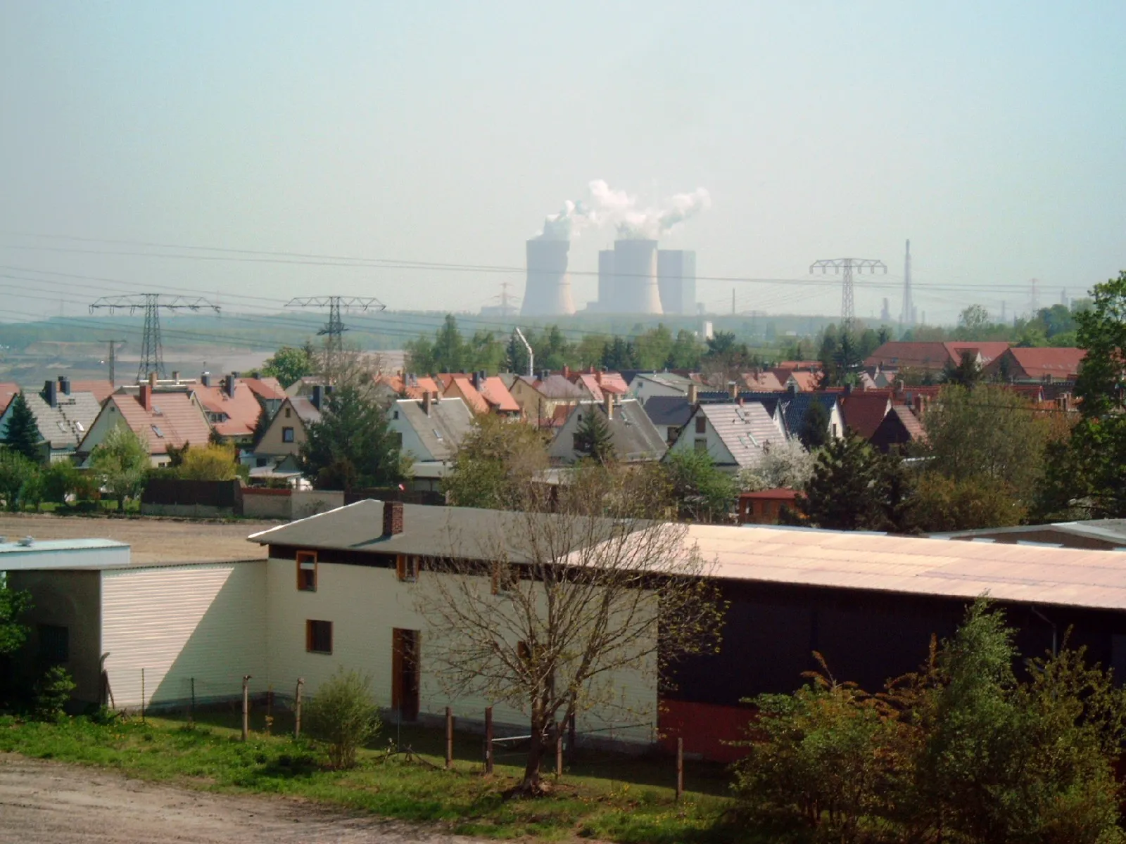 Photo showing: Stadtansicht Zwenkau mit Braunkohlenkraftwerk Lippendorf-Böhlen im Hintergrund.