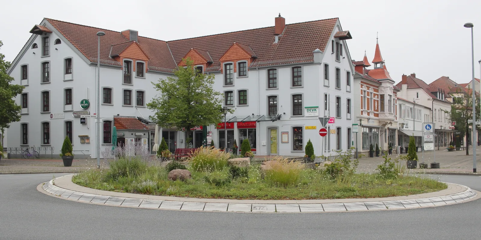 Photo showing: Roundabout and western origin of pedestrian zone (Obernstrasse) in Achim (Germany).