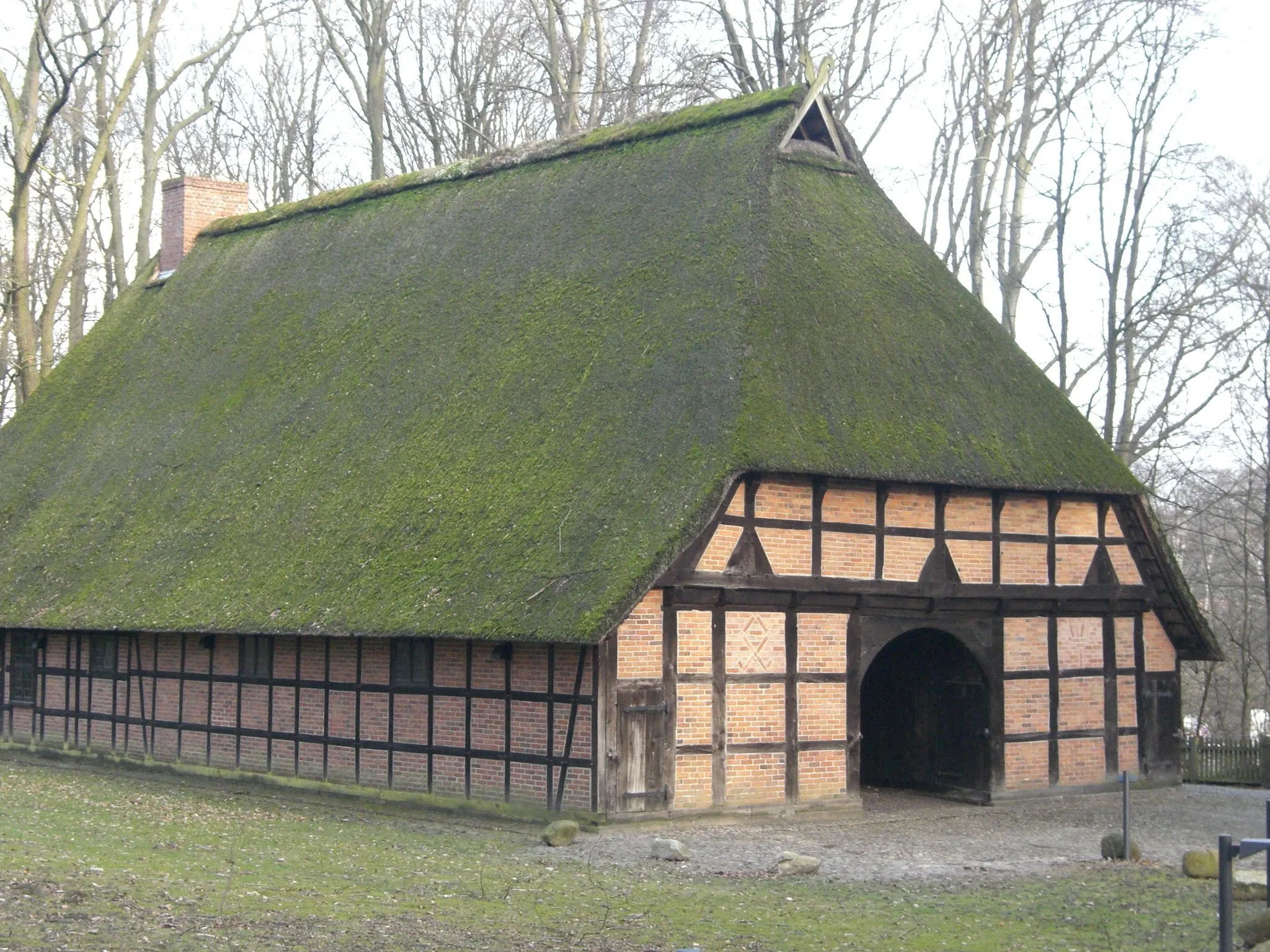 Photo showing: Hof der Heidmark in Bad Fallingbostel. Zweiständerhaus von 1642, ehemals der Hof Buchholz (Bookholts Hof) aus dem Ort Kolk, ehemalige Gemeinde Oberndorfmark, Osterheide