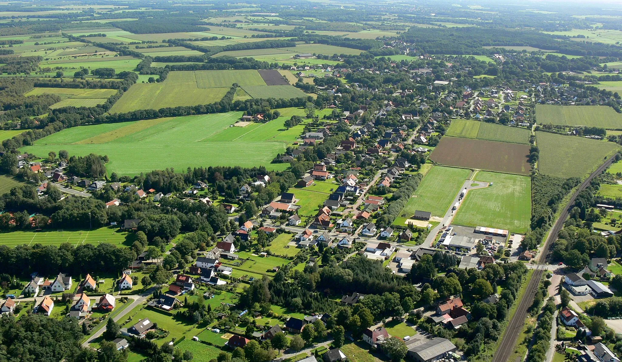 Photo showing: Luftbild von Lunestedt aus Westen