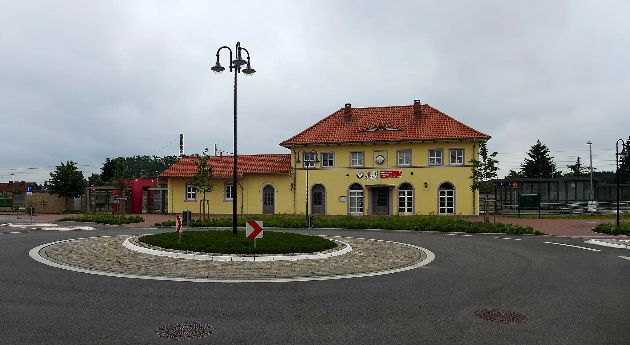 Photo showing: Bahnhof in Bienenbüttel, Haltepunkt des Metronom an der Hochgeschwindigkeitseisenbahnstrecke Hamburg–Uelzen–Hannover. Kreisverkehr vor dem Bahnhof.