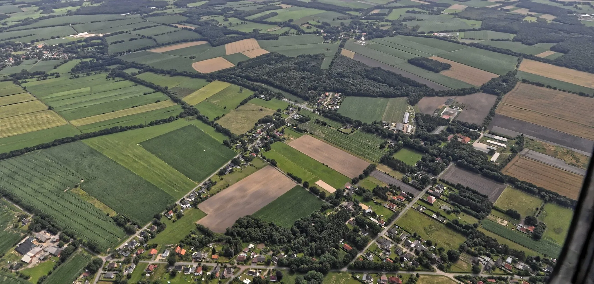 Photo showing: Bilder vom Flug Nordholz Hammelburg 2015: Langenfelde (vorn) und Loherholz (am Waldrand in der Bildmitte); Blick von Nordwesten.