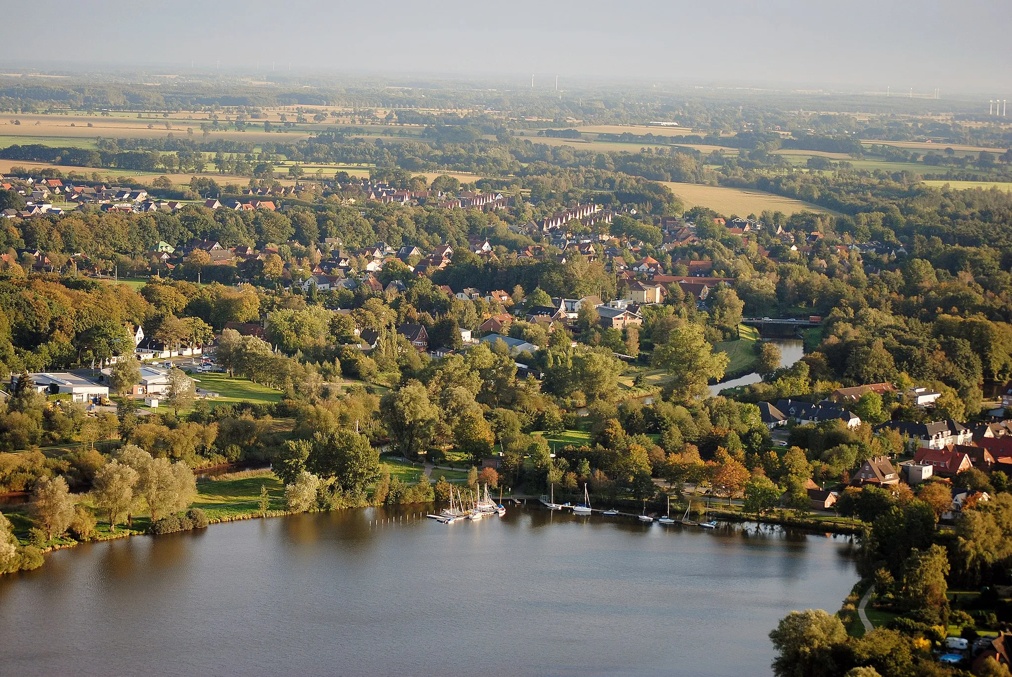 Photo showing: This image shows the Vörder See in Bremervörde and the east city area at sunset.
