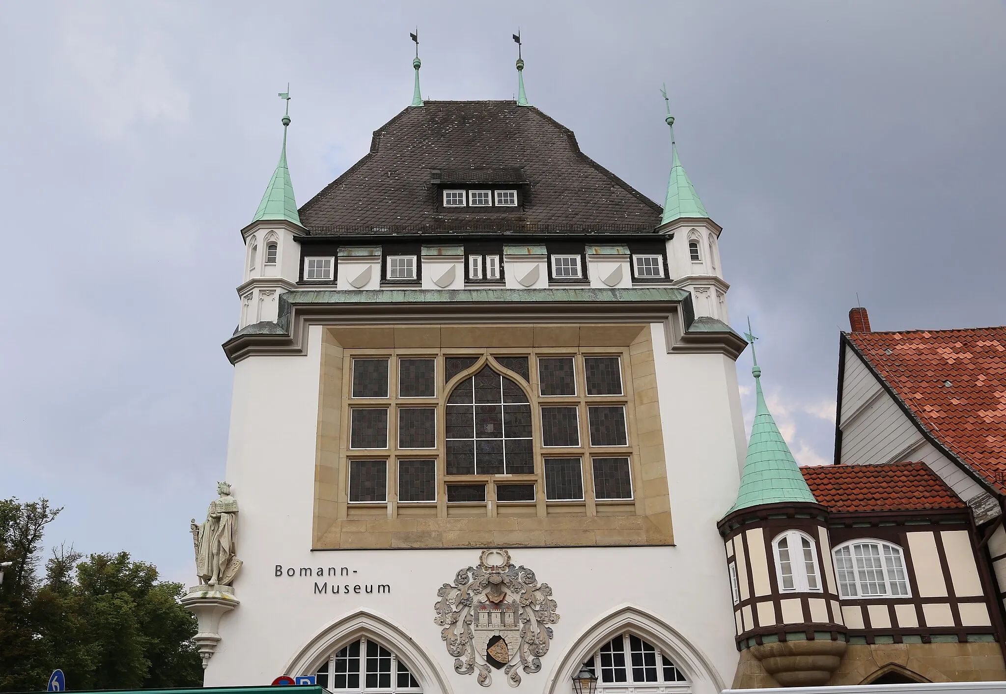 Photo showing: Celle, Bomann-Museum at street named "Schlossplatz": exterior with coat of arms of Celle and at the edge the sculpture of Otto II (1266-1330, Duke of Brunswick-Lüneburg) - seen from point of view (street named) "Stechbahn"