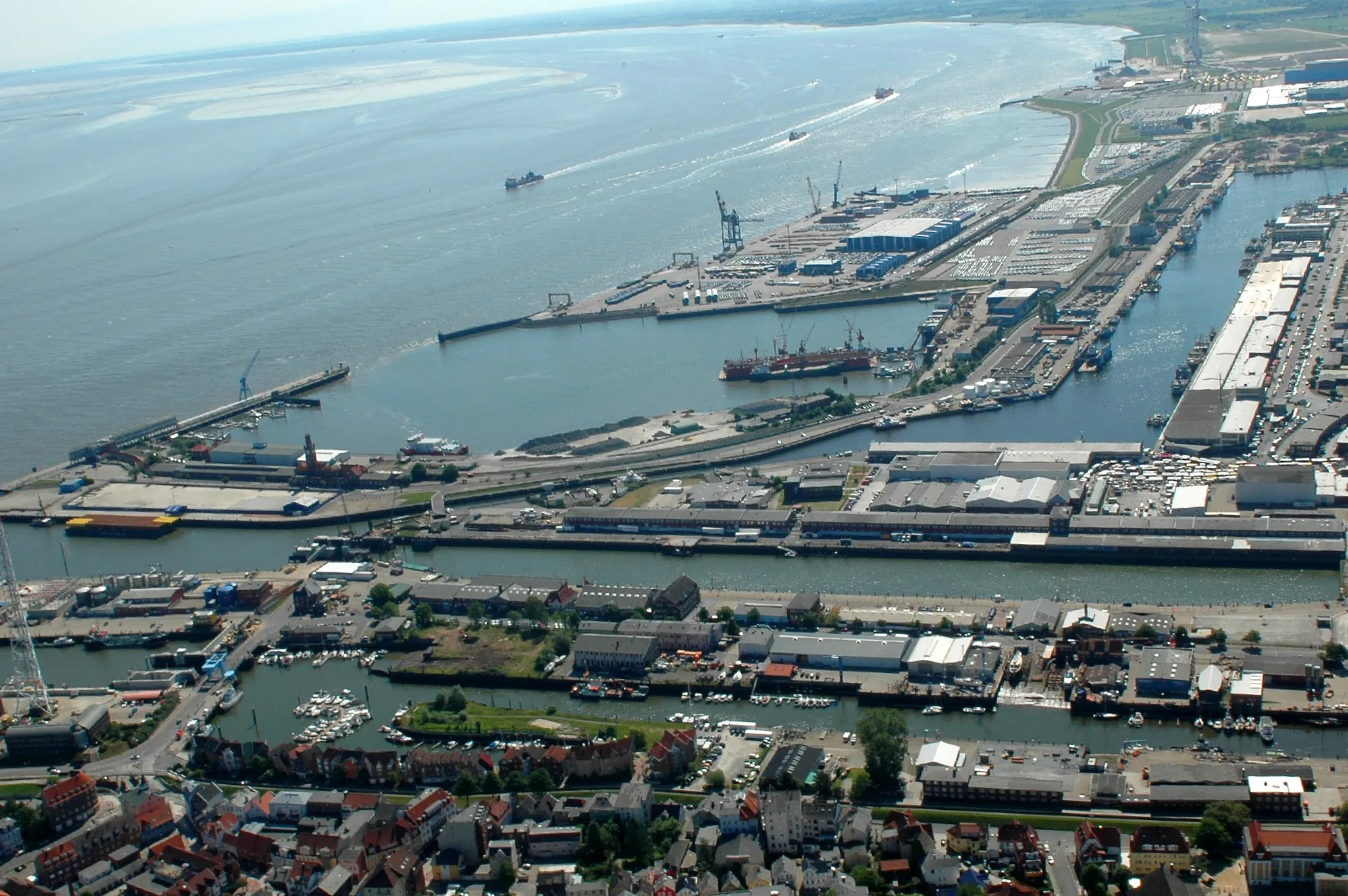 Photo showing: Cuxhavener Hafenanlagen mit Amerikahafen, Neuem und Altem Fischereihafen, City-Marina und Schleusenpriel Fotoflug vom Flugplatz Nordholz-Spieka über Cuxhaven und Wilhelmshaven