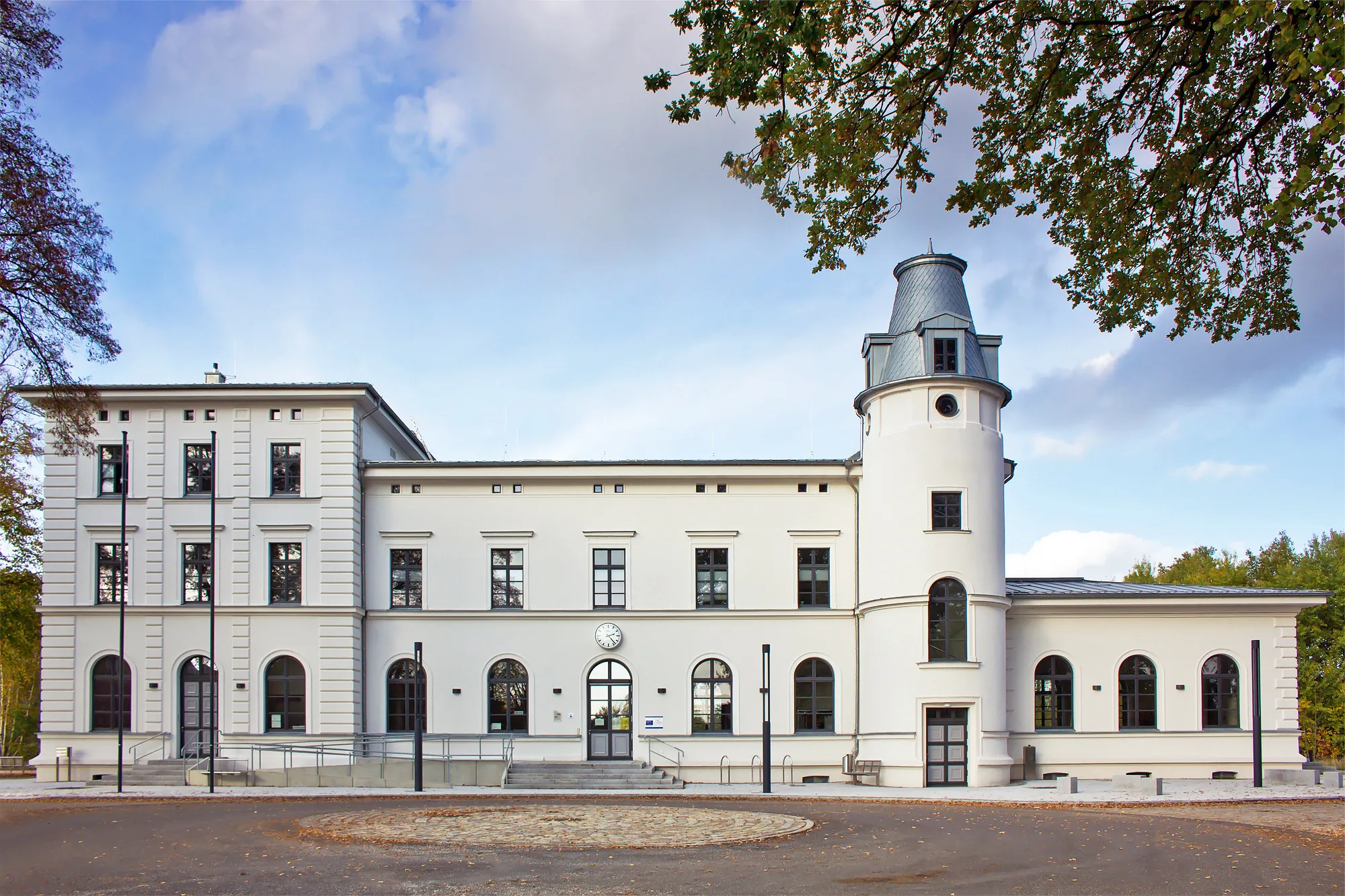 Photo showing: South view of the railway station "Dannenberg Ost" in Dannenberg (Elbe), built in 1874 (here after renovation in 2012). The building shape is reminiscent of a steam locomotive.