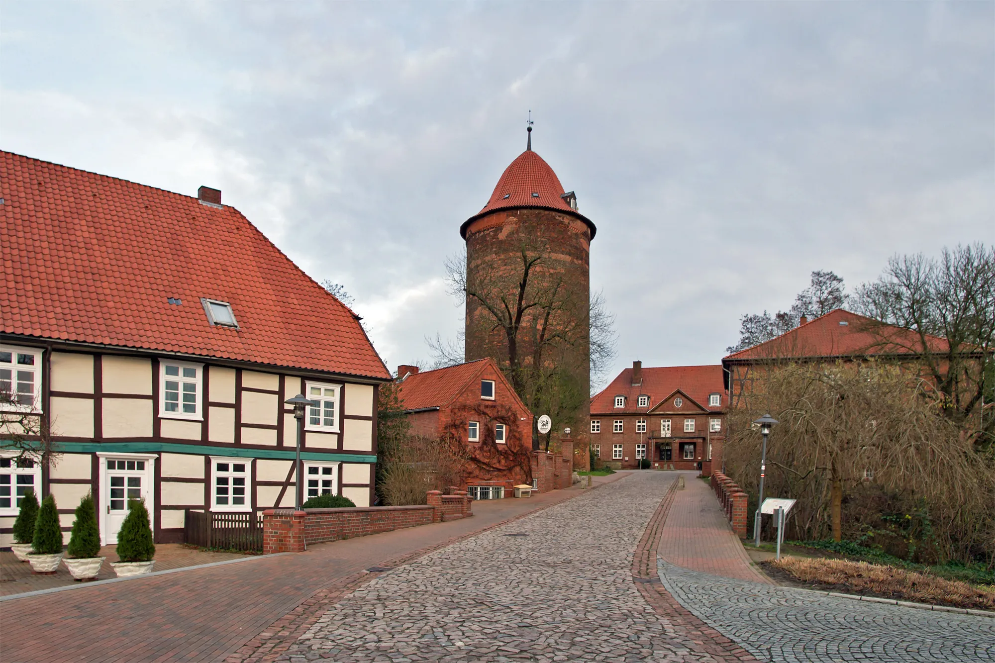 Photo showing: View to the "Amtsberg" in Dannenberg (Elbe) with medieval tower "Waldemarturm".