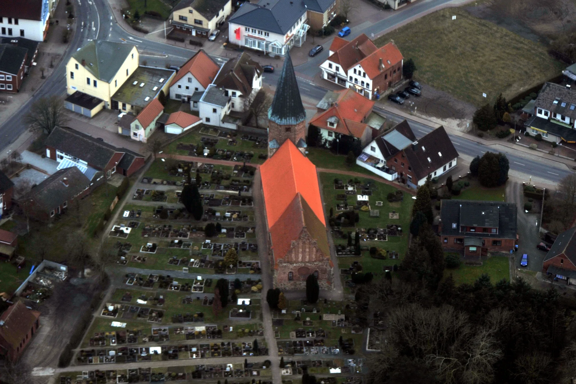 Photo showing: Fotoflugkurs Cuxhaven 2013: Kirche St. Urbanus in Dorum