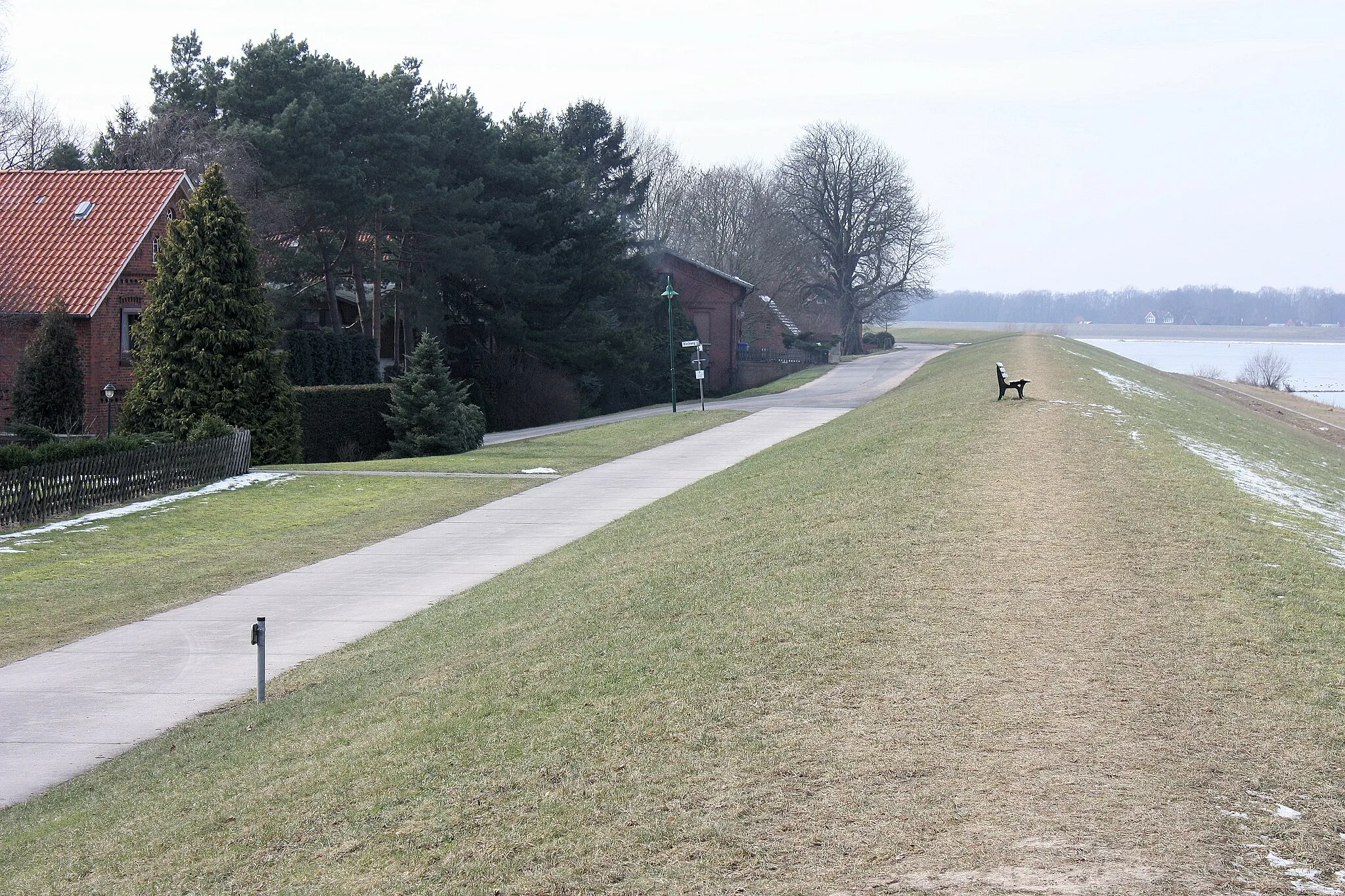 Photo showing: Drennhausen (Drage), the dike of the Elbe river