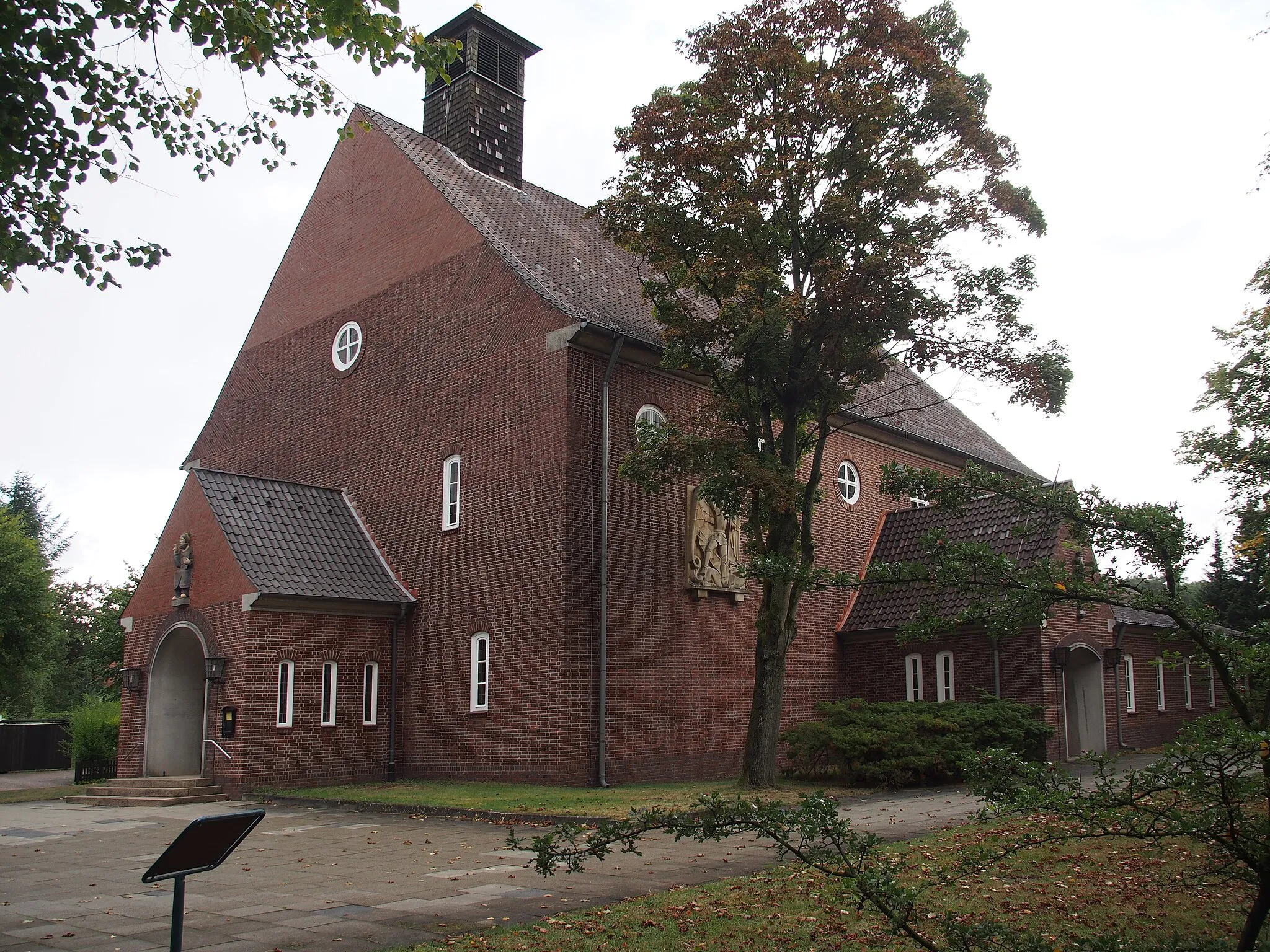 Photo showing: Die Kirche St. Michael der evangelisch-lutherischen Kirchengemeinde wurde 1938 errichtet