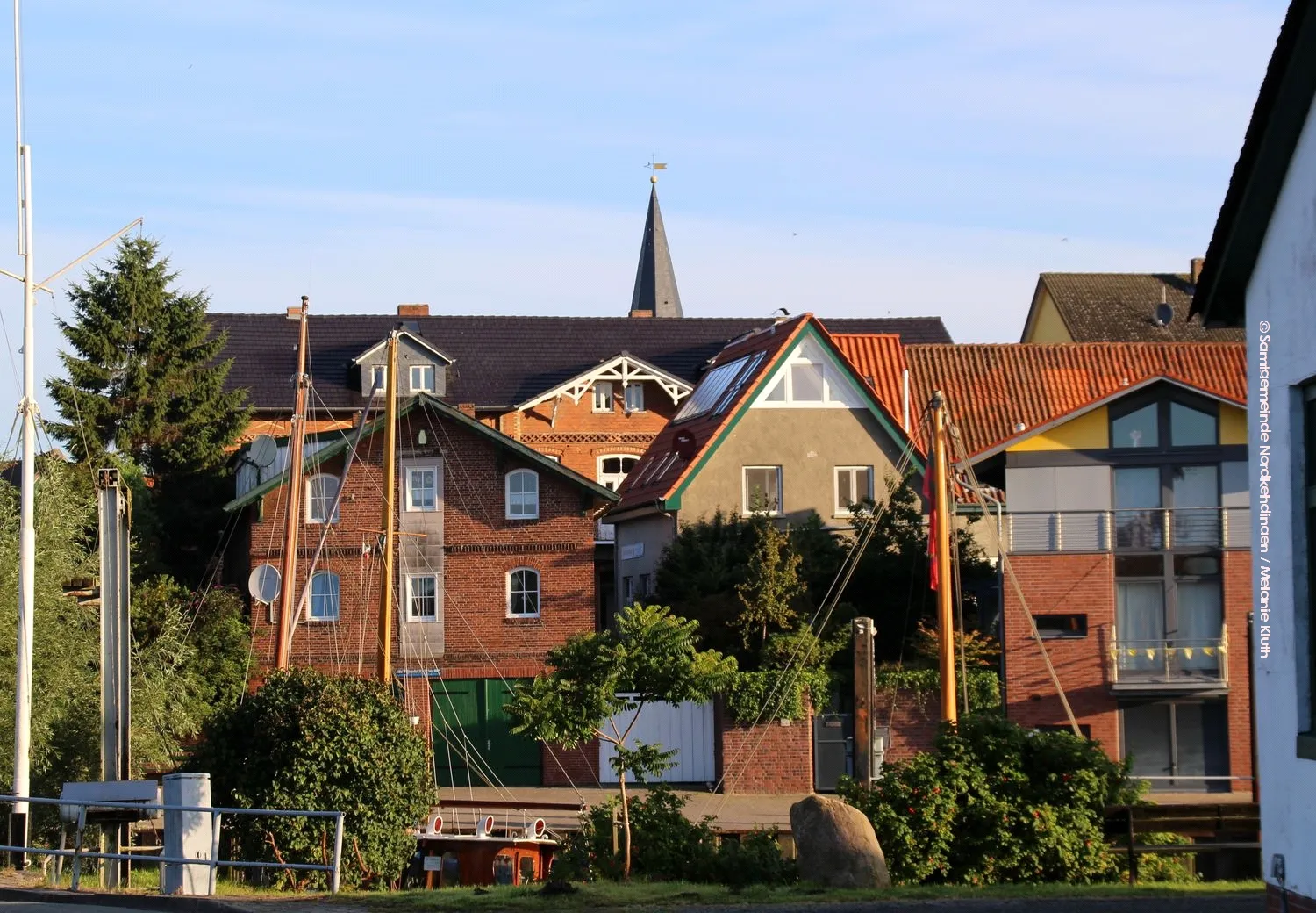 Photo showing: View of the buildings by the habor of Freiburg/Elbe in Nordkehdingen.
