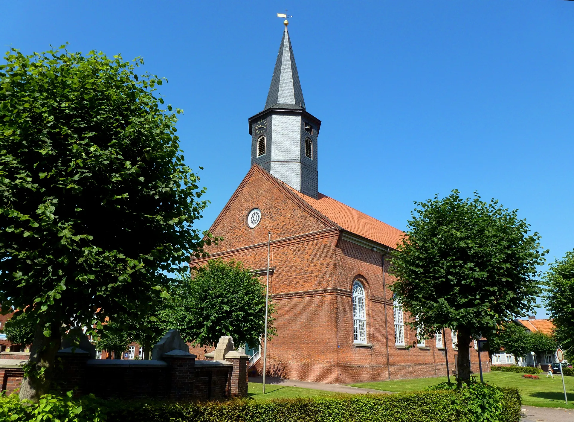 Photo showing: Evang.-Luth. Kirche St. Wulphardi, Neubau von 1835 – 1837. Auf der Kirchwarft stand vormals eine romanische Basilika aus dem 12. Jahrhundert, diese wurde bei der großen Sturmflut in 1825 zerstört. Aufnahmedatum 2015-06.