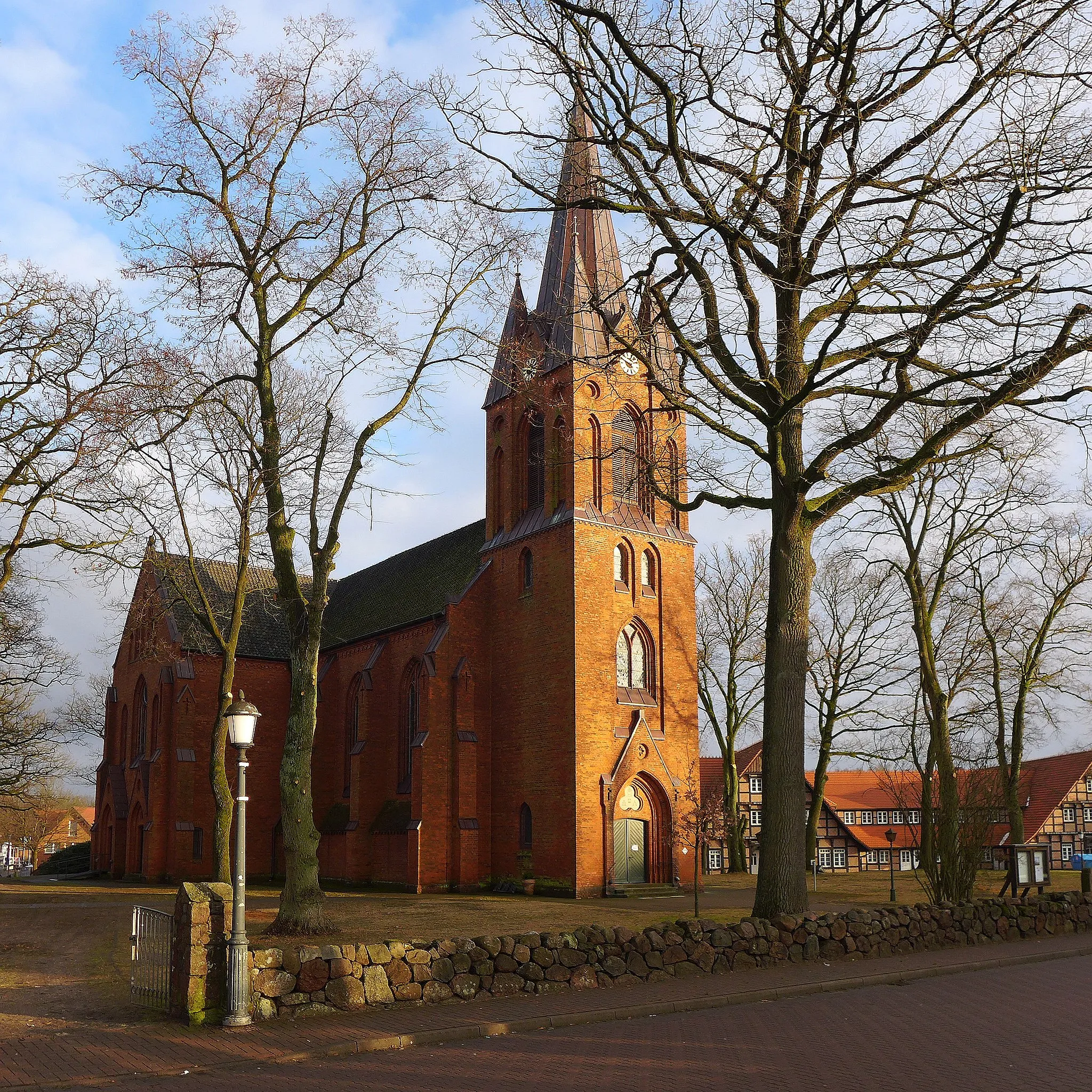 Photo showing: Die St. Jakobi Kirche in Hanstedt, Landkreis Harburg. Neugotische Backsteinkirche, erbaut 1881/82. Aufnahmedatum 2017-02.