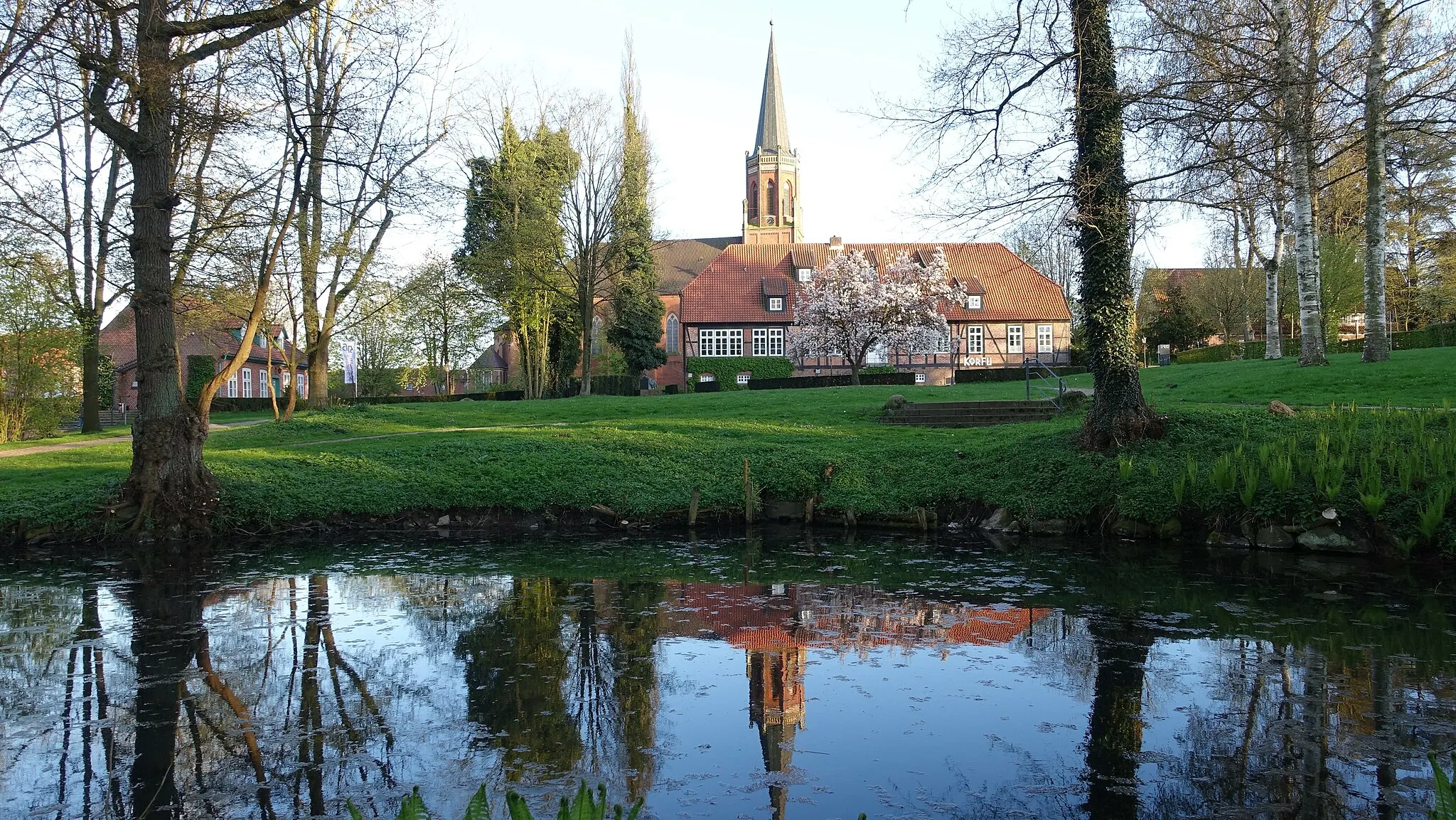 Photo showing: Harsefeld - Stadtpark mit Kirche_02