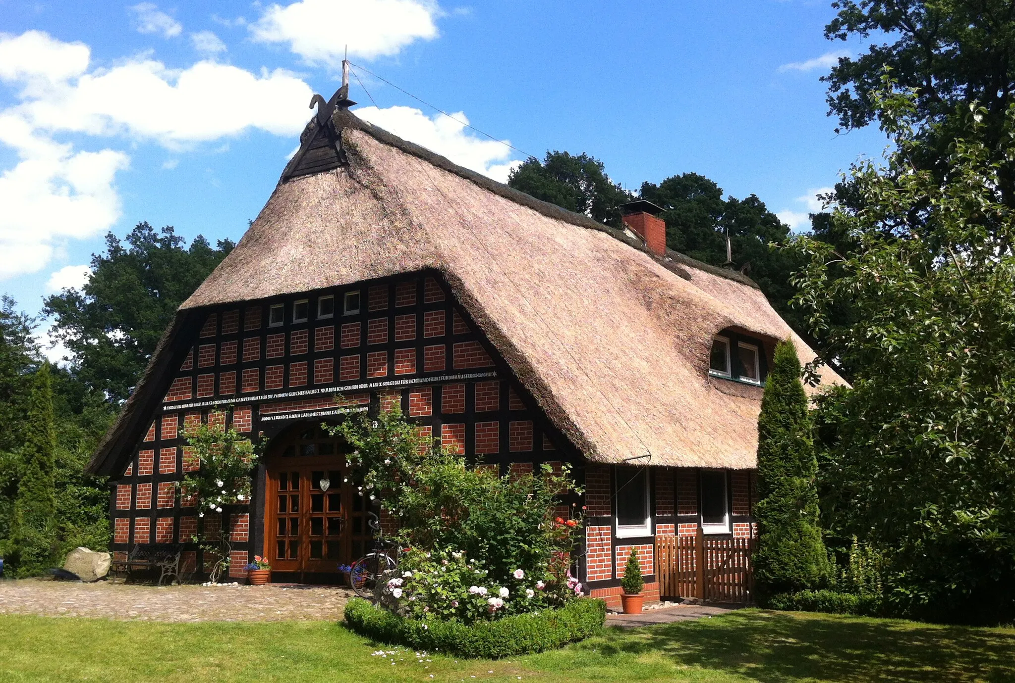 Photo showing: Ostehof in Weertzen / Heeslingen. Historisches Hallenhaus aus dem Jahre 1813.