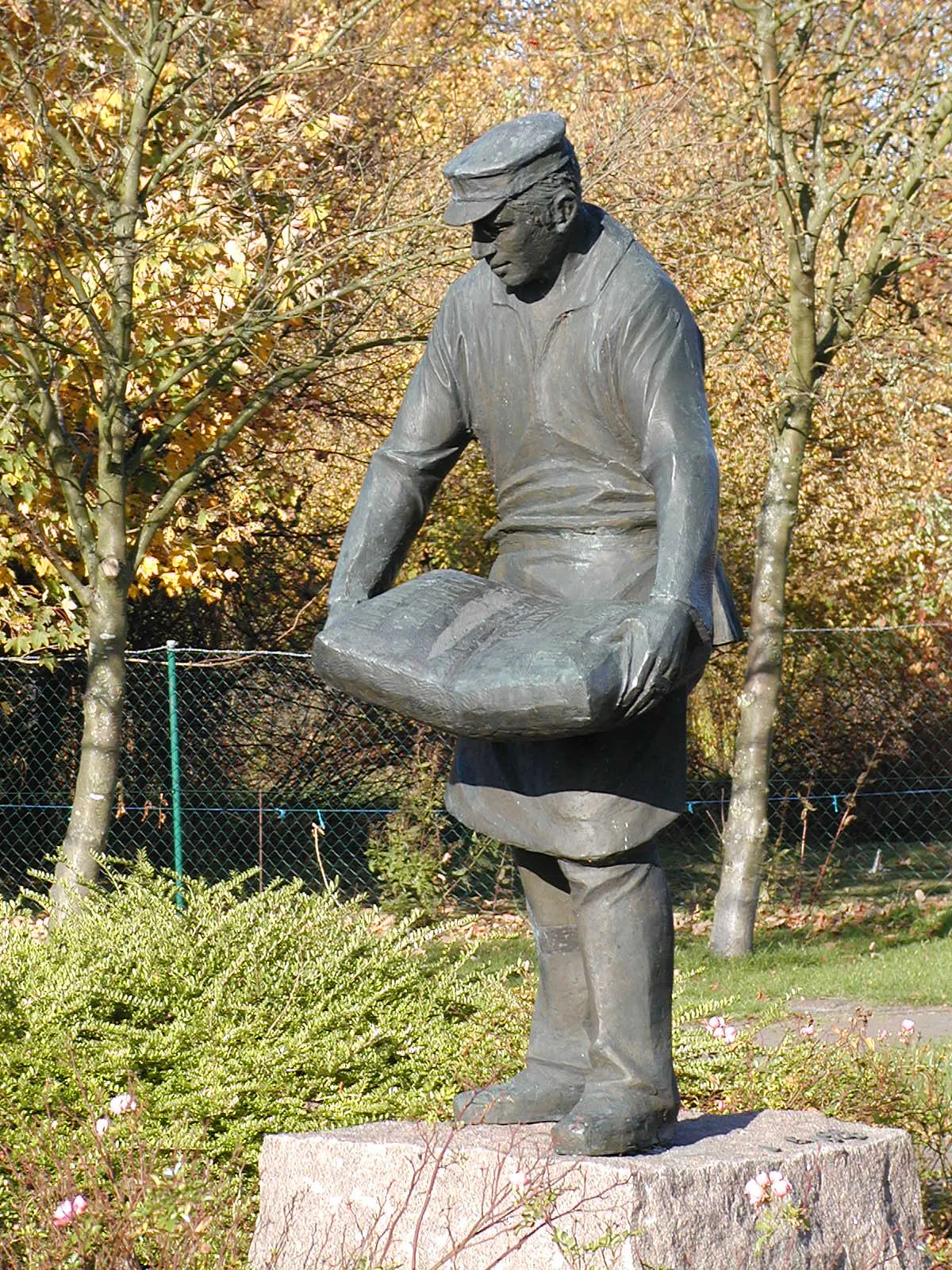 Photo showing: Die Statue eines Zementarbeiters