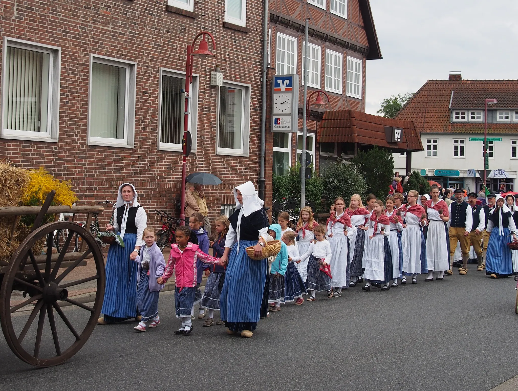 Photo showing: „Vergneugte Harmsberger“ auf dem 12. Internationalen Trachtenfest in Hermannsburg.