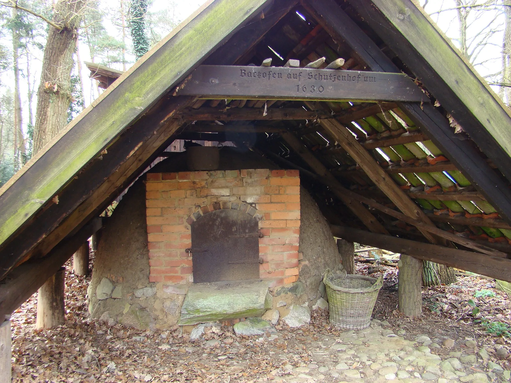 Photo showing: historischer Backofen in Hermannsburg, gemäß Balkeninschrift von 1630