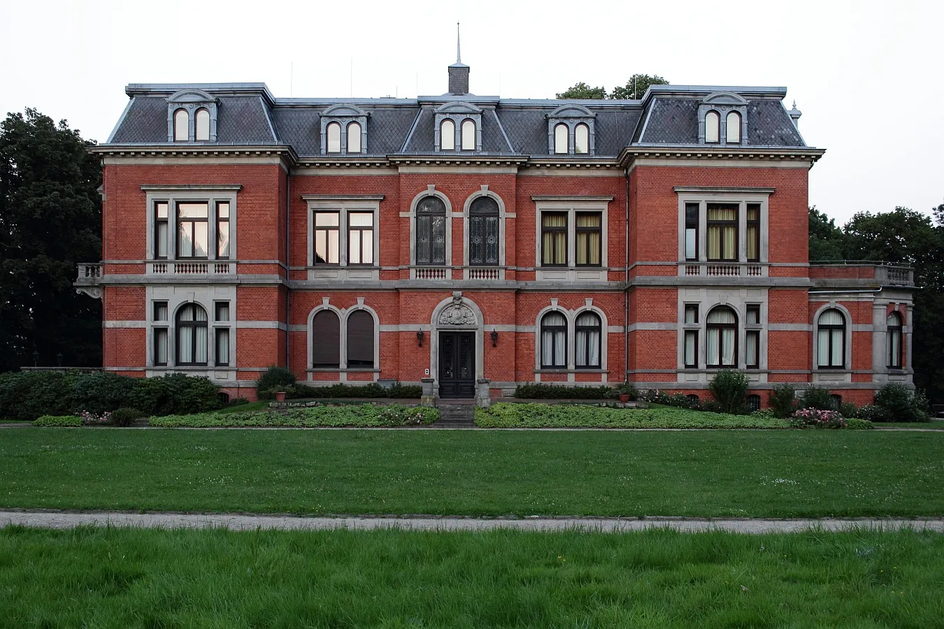 Photo showing: Manor house Schloss Etelsen (Neo-renaissance, built 1885–1887) near Verden (Germany) - Western face.