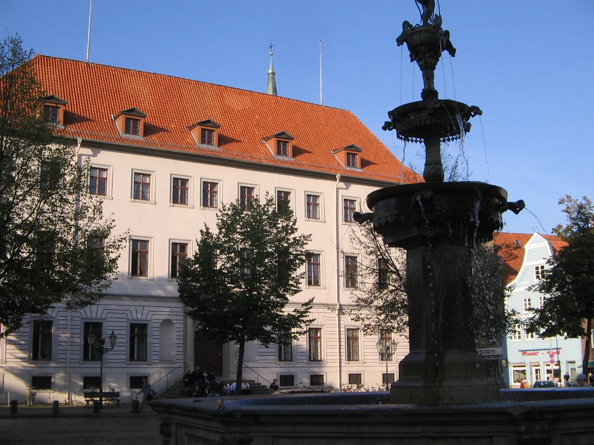 Photo showing: Lüneburger Stadtschloss (heute Landgericht) am Markt. Im Vordergrund der Luna-Brunnen.